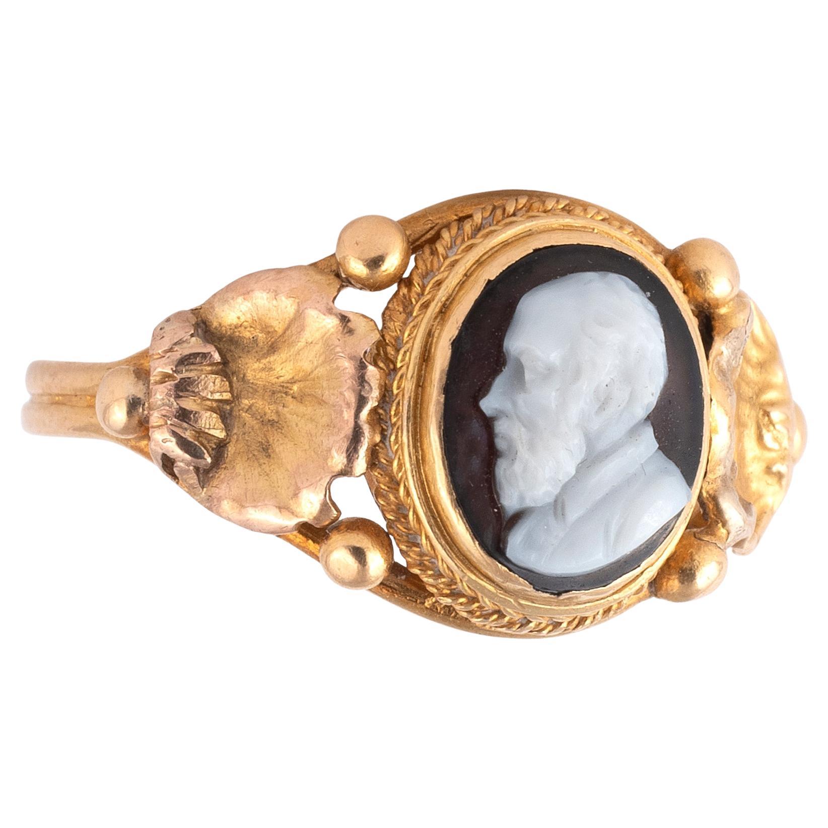 Non taillé Bague en or et agate camée Benvenuto Cellini du 19e siècle, néo-Renaissance en vente
