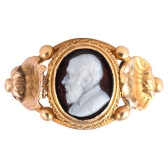 Anello neo-rinascimentale del XIX secolo in oro e agata con cammeo Benvenuto Cellini