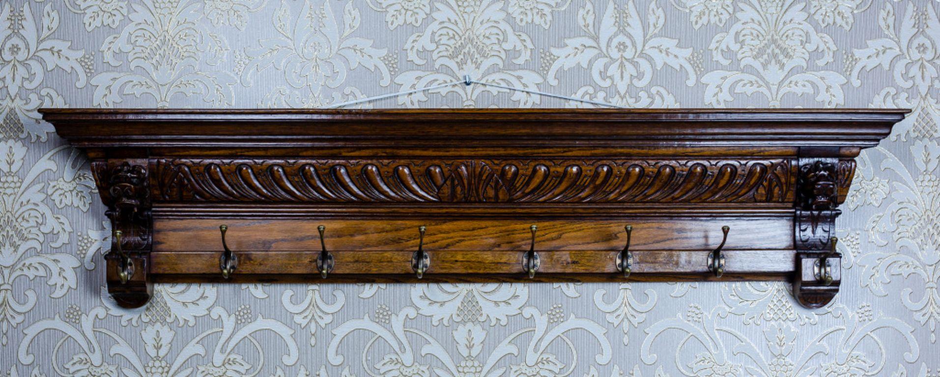 We present you a big Neo-Renaissance oak coat rack.
The whole is from Q4 of the 19th century.
The coat rack has six brass hooks and is topped with a profiled cornice.

This item is in very good condition.