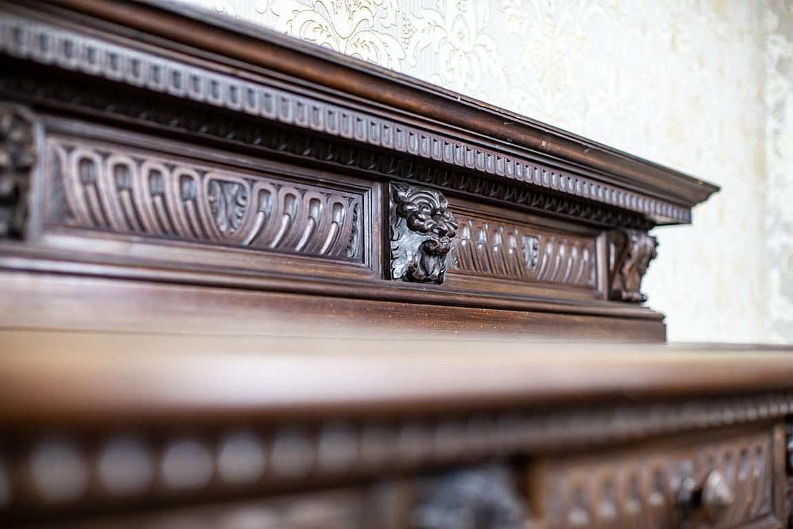 Neo-Renaissance-Sideboard aus Eiche des 19. Jahrhunderts mit geschnitzten dekorativen Elementen im Angebot 5