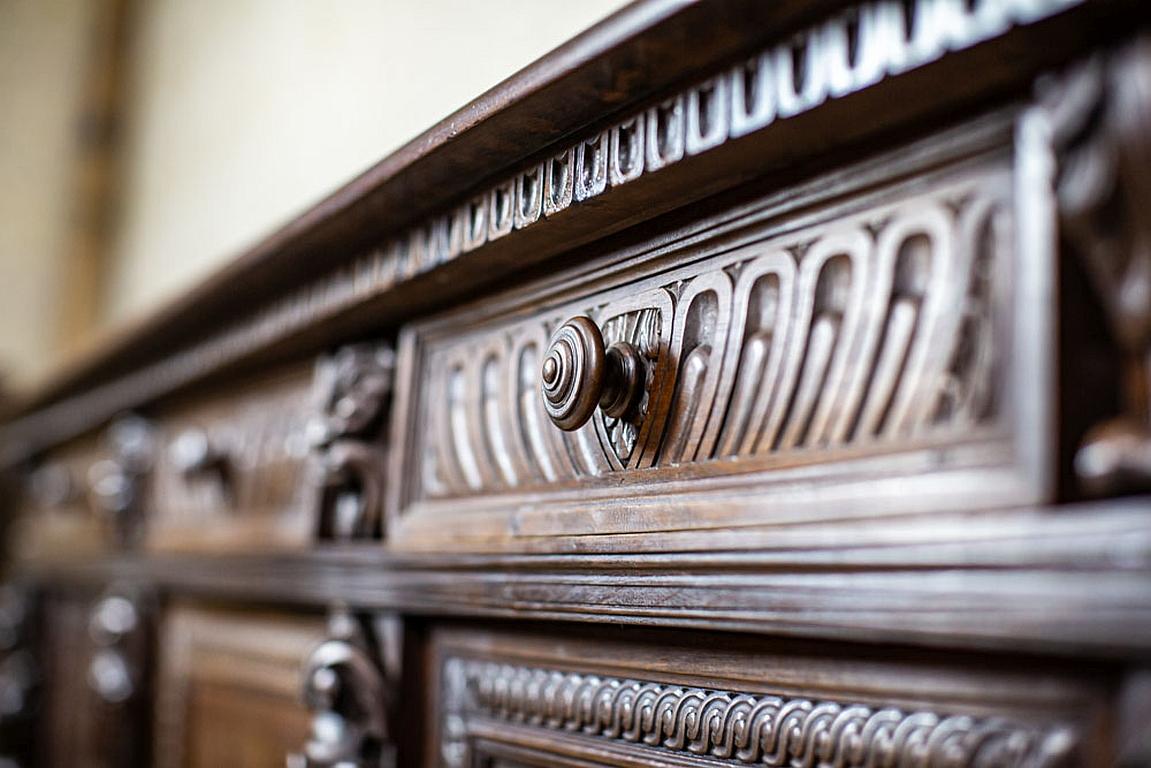 Neo-Renaissance-Sideboard aus Eiche des 19. Jahrhunderts mit geschnitzten dekorativen Elementen im Angebot 7