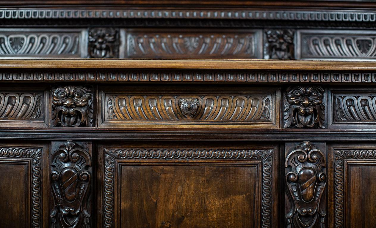 Renaissance Revival 19th-Century Neo-Renaissance Oak Sideboard in Deep Brown For Sale