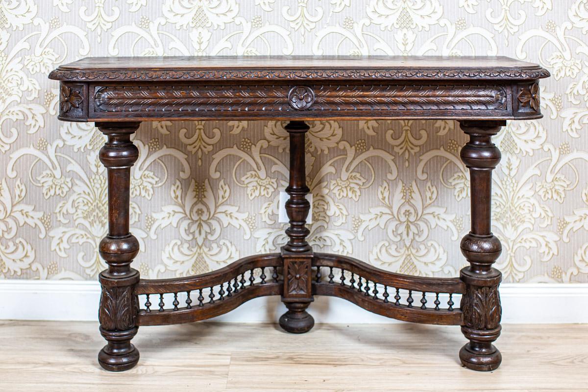 19th-century neo-renaissance oak wood and veneer console table in dark brown

We present you an oak console table from Q4 of the 19th century in the Renaissance Revival style.
The top is covered with ornamentation. Its edge is