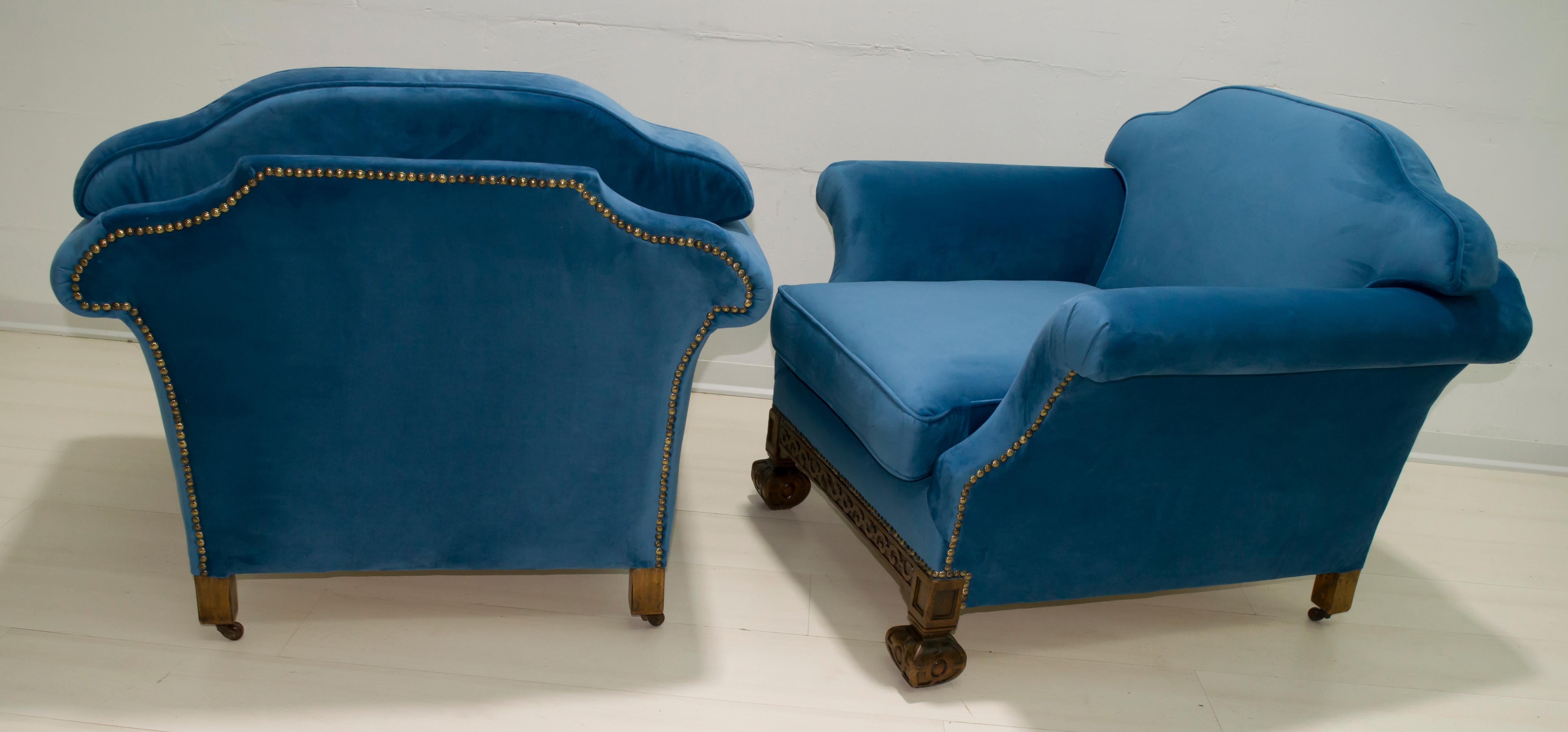 Neo Renaissance pair of armchairs recently upholstered in Italian velvet, the structure is in oak wood, at the end of the 19th century.

