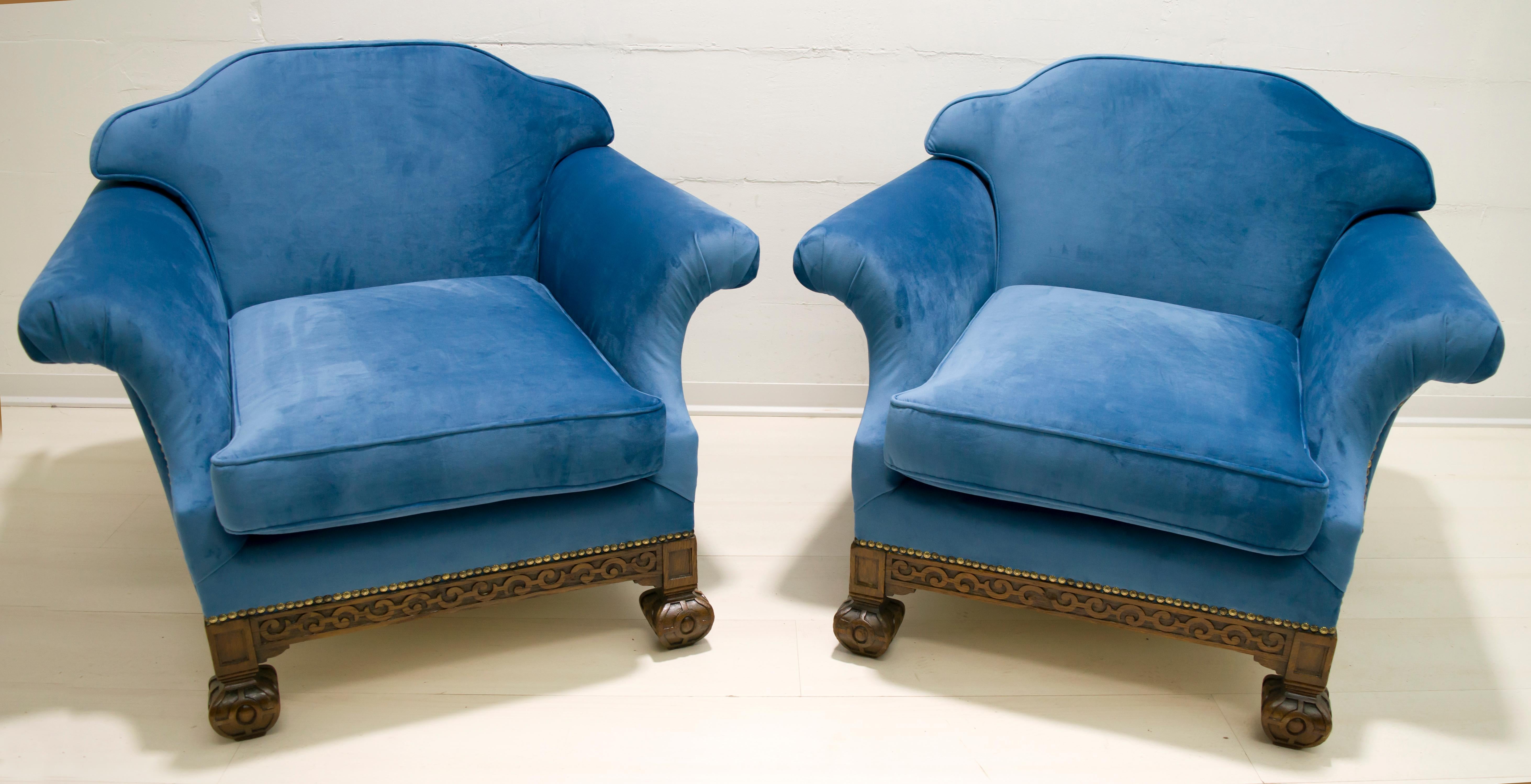 Pair of 19th Century Neo Renaissance Oak and Blue Velvet Italian Armchairs In Excellent Condition For Sale In Puglia, Puglia