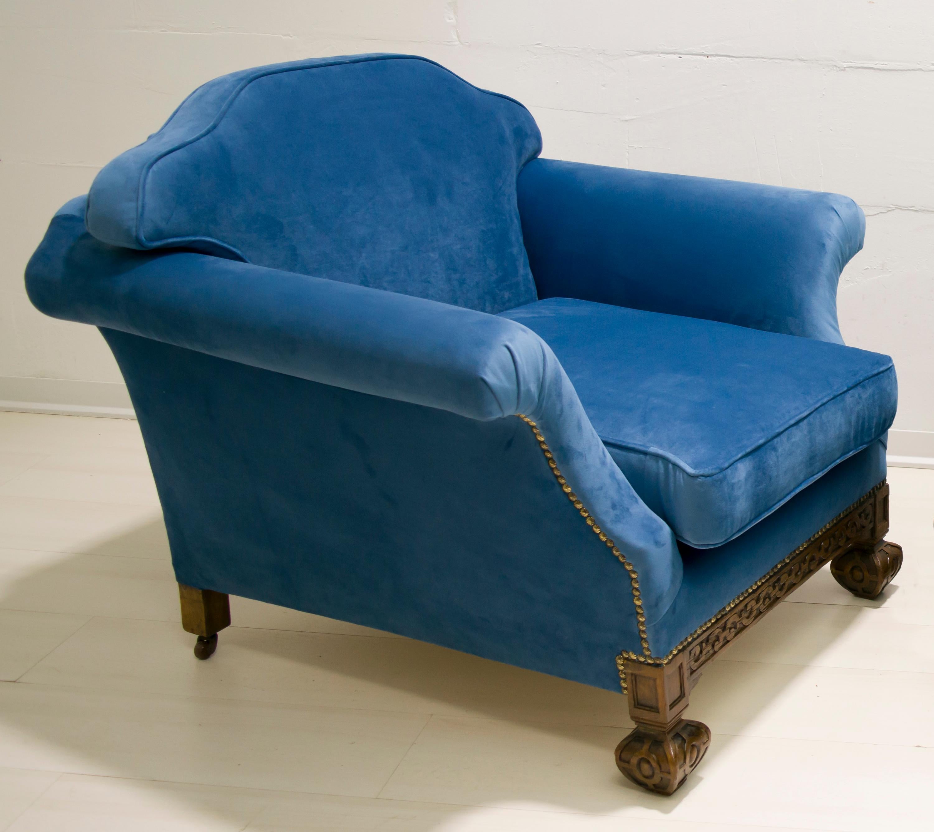 Pair of 19th Century Neo Renaissance Oak and Blue Velvet Italian Armchairs For Sale 1