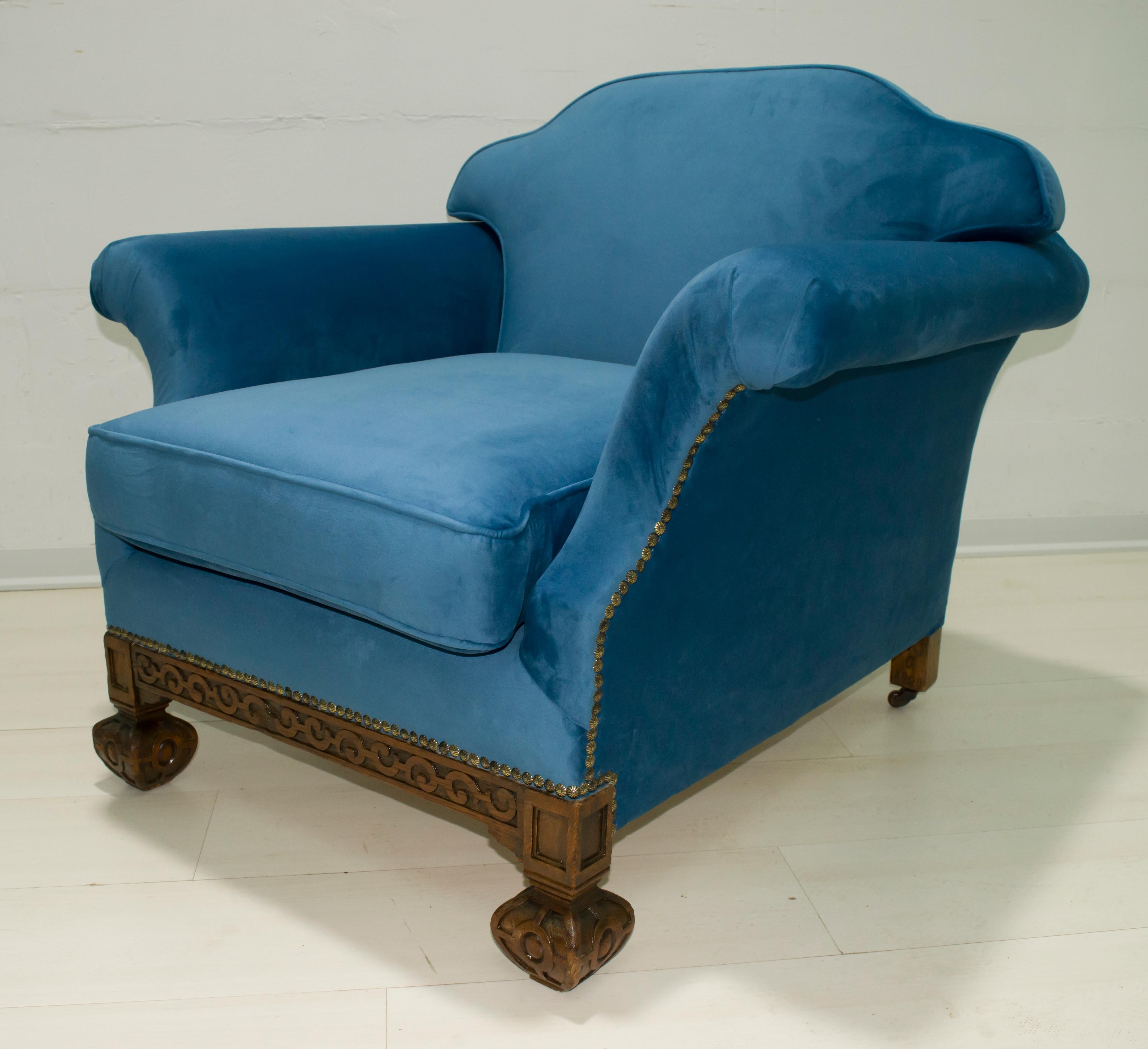 Pair of 19th Century Neo Renaissance Oak and Blue Velvet Italian Armchairs For Sale 3