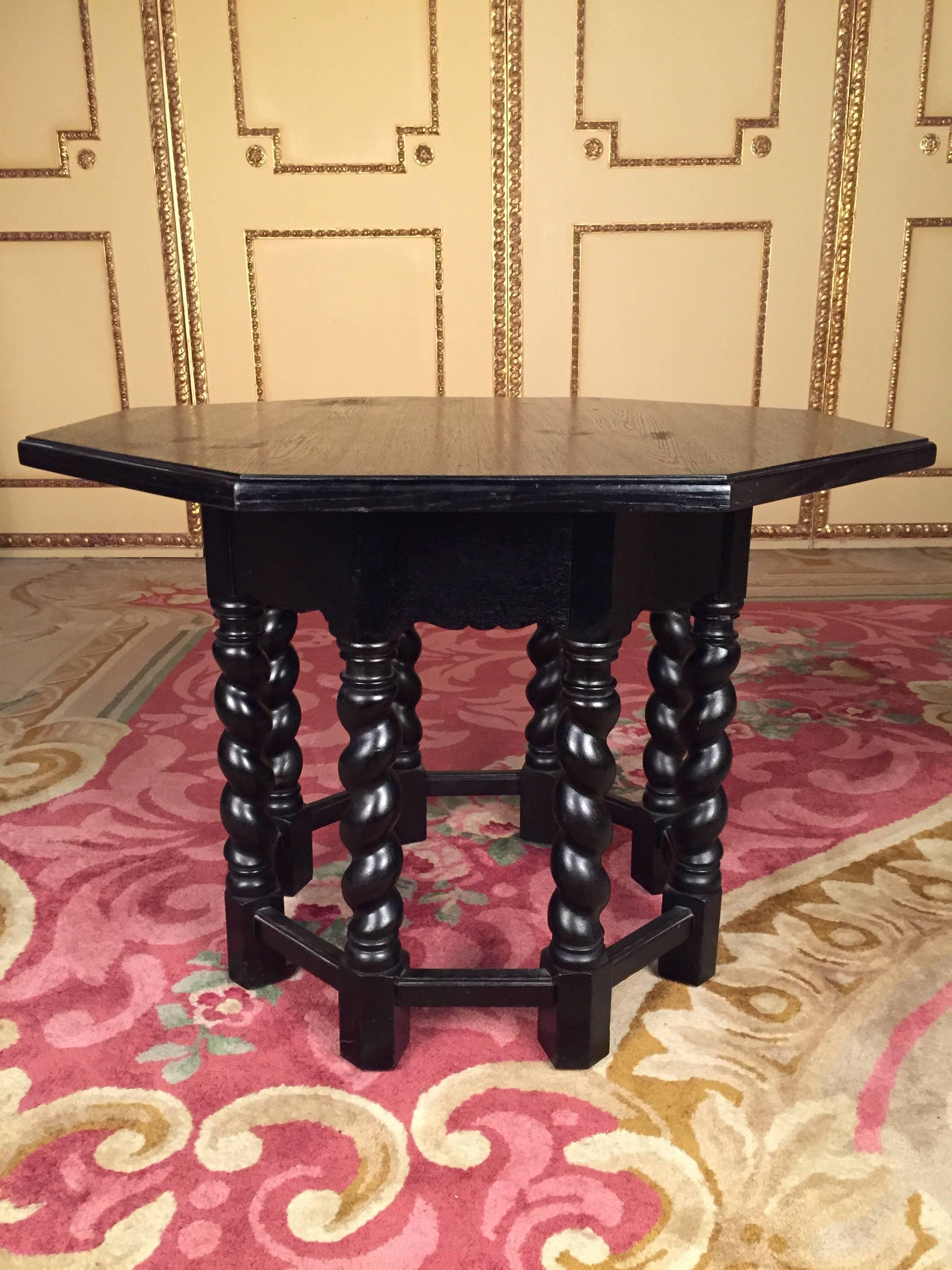 Octogonal, wide tabletop on eight turned columns, each with a bridge.
Extremely robust. Table body completely blackened. Solid wood oak from the period Neo-Renaissance, circa 1870.

(A-138).