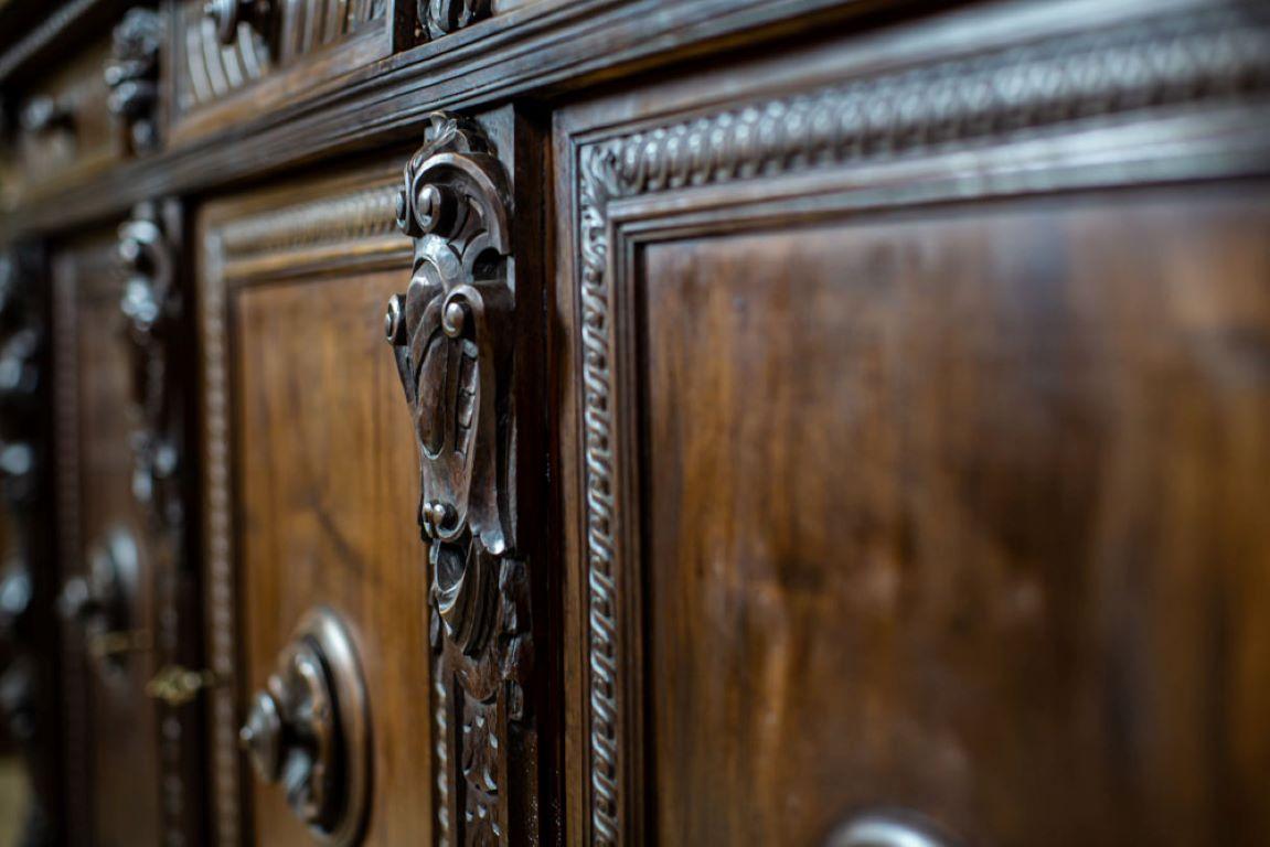 19th-Century Neo-Renaissance Oak Sideboard with Carved Decorative Elements For Sale 9