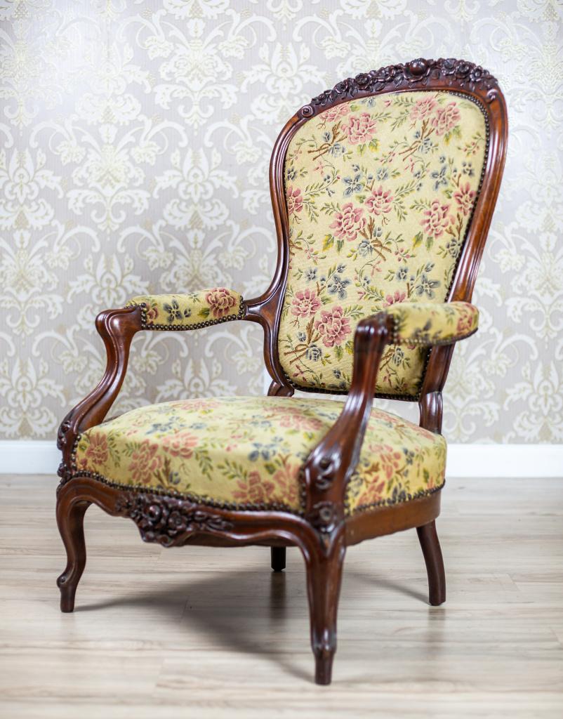 Barock-Sessel des 19. Jahrhunderts mit geblümter Polsterung und Sitz

Wir präsentieren Ihnen einen hölzernen Barock-Revival-Sessel mit weich gepolsterter Rückenlehne, Armlehnen und einem gefederten Sitz.
Dieses Möbelstück stammt aus dem späten 19.