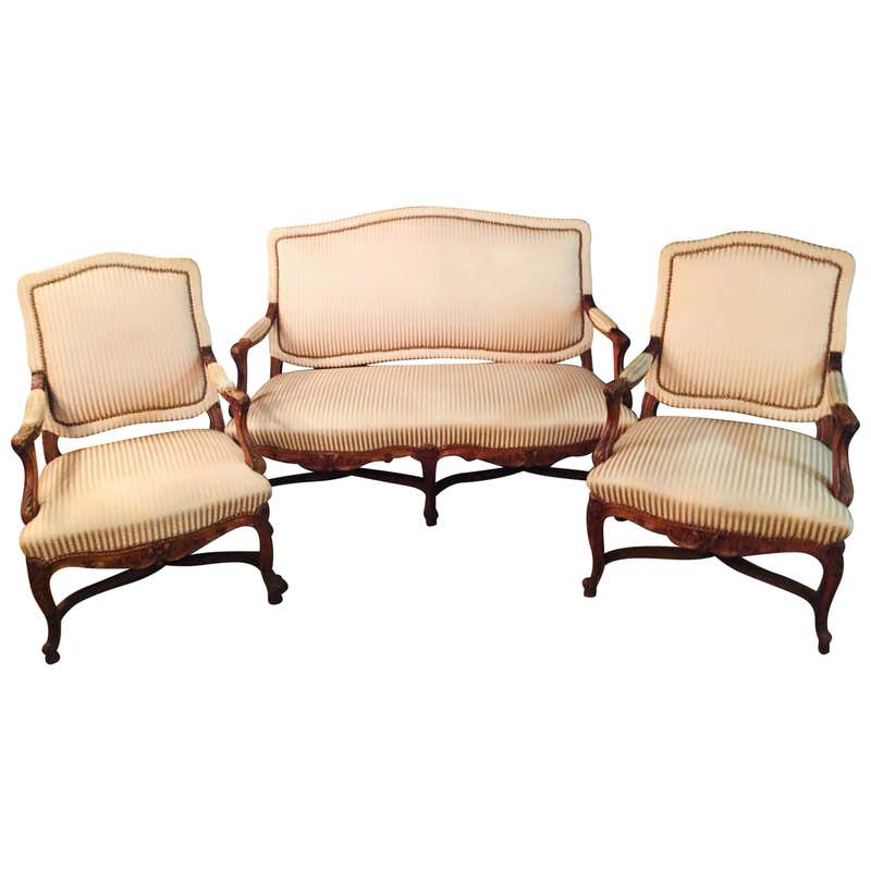 19th Century Neo Rococo Set circa 1860 Carved Walnut For Sale at 1stDibs