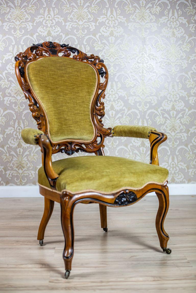 We present you a big cabriolet armchair made of walnut wood, with a softly lined backrests, seat, and armrests.
This piece of furniture is from Q4 of the 19th century.
The backrest is characteristically bent outwards. Moreover, the line of the