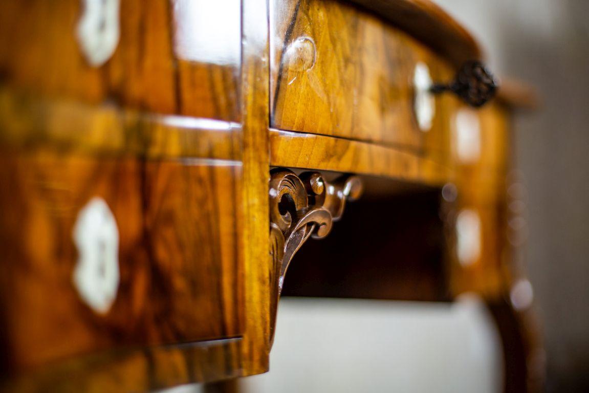 19th Century Neo-Rococo Walnut Vanity Table 1