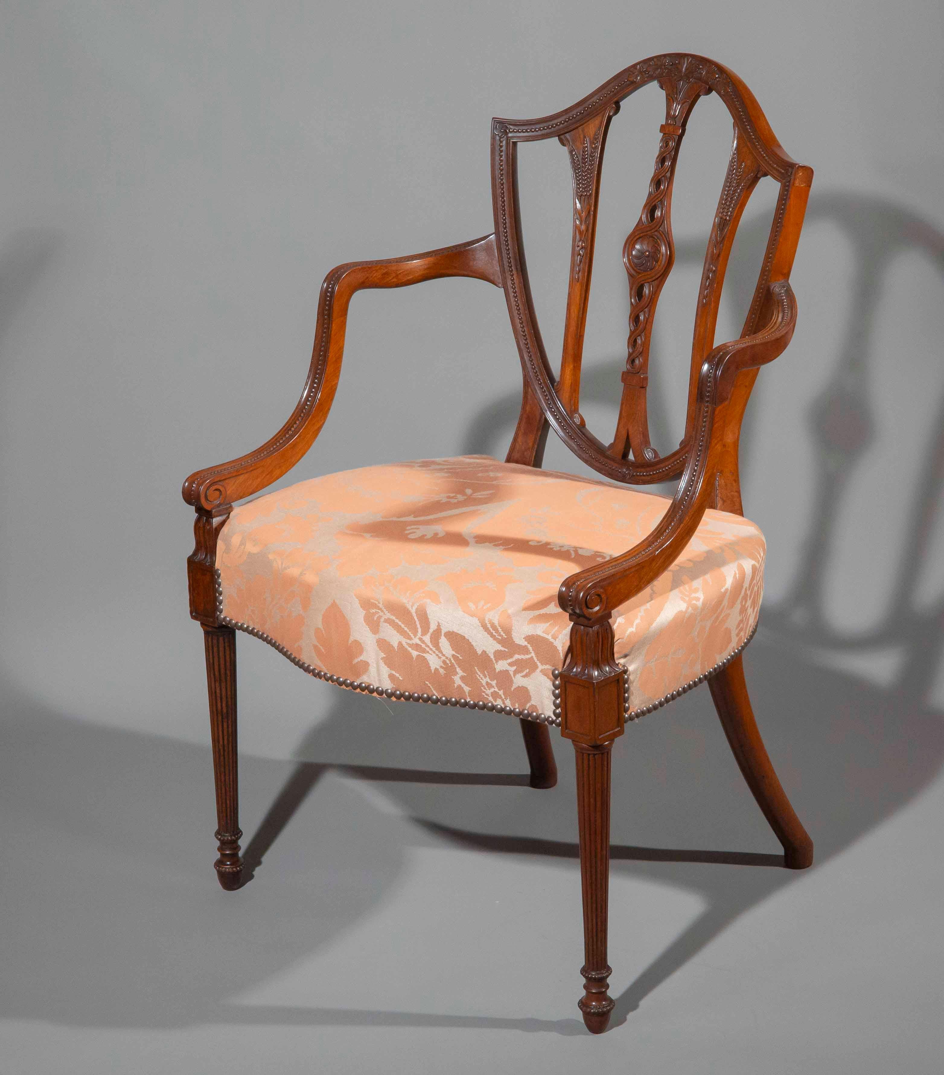Elegante y rarísimo sillón o silla de escritorio estilo Adam del siglo XIX, de proporciones muy generosas, recién recuperado en espléndido damasco italiano de seda y lino de archivo, exquisitamente acabado a la perfección con tachuelas de bronce
