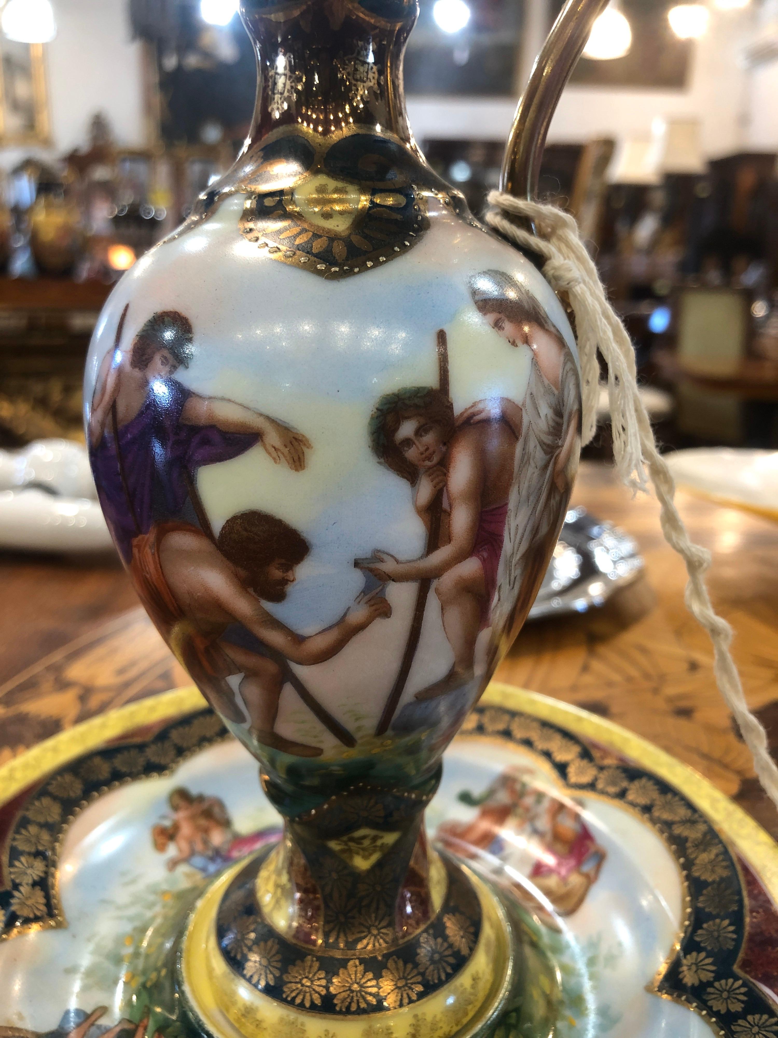 Versatoio in porcellana con piatto di origine austriaca, città di Vienna, timbrato sia sul piatto che sul vaso, con il timbro della Royal Vienna. Fine del XIX secolo. Dipinto nei colori verde e rosso tenue, impreziosito da lavorazioni in oro