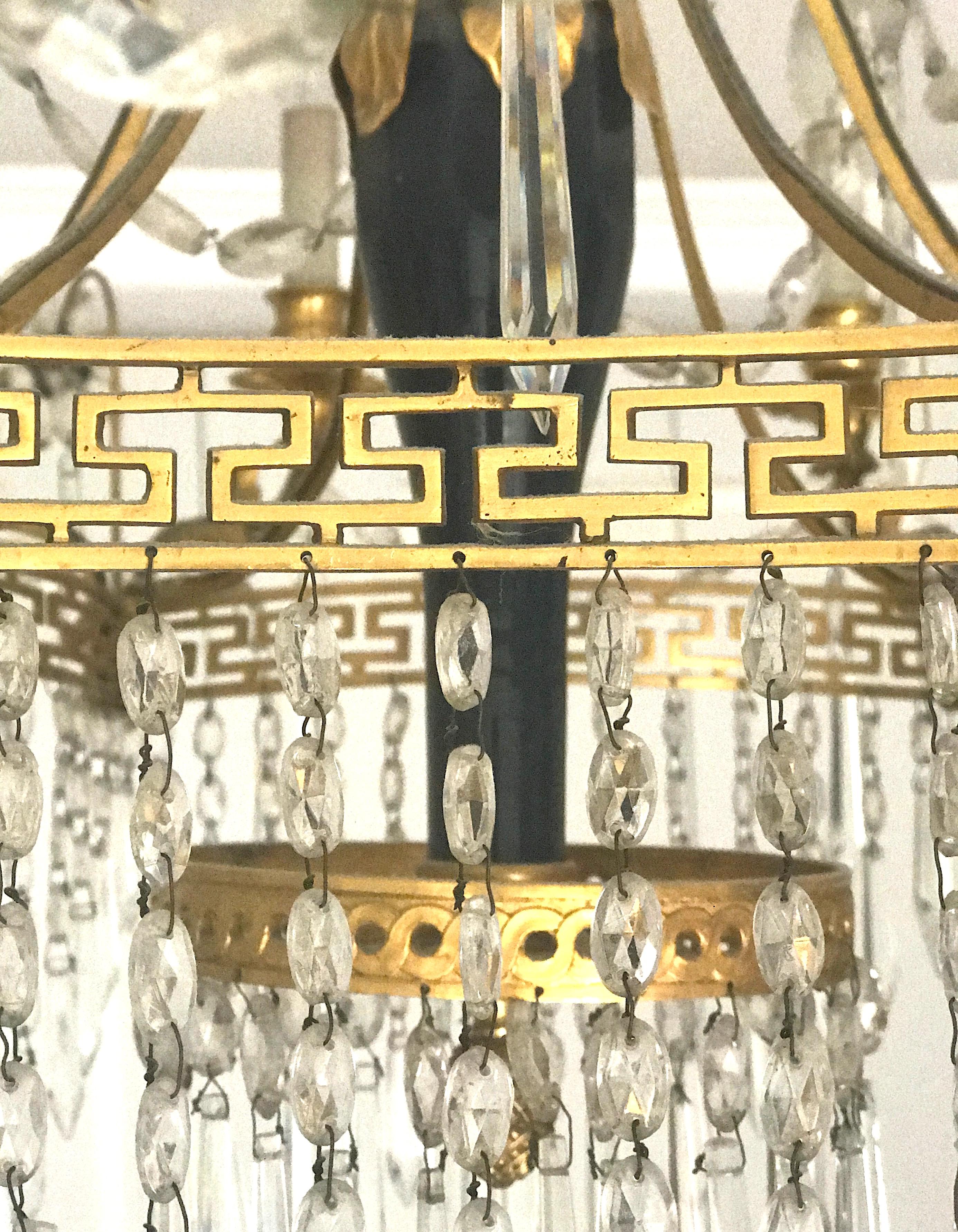 Neoklassischer Kronleuchter aus baltischem Kristall und vergoldeter Bronze aus dem 19. Jahrhundert im Angebot 7