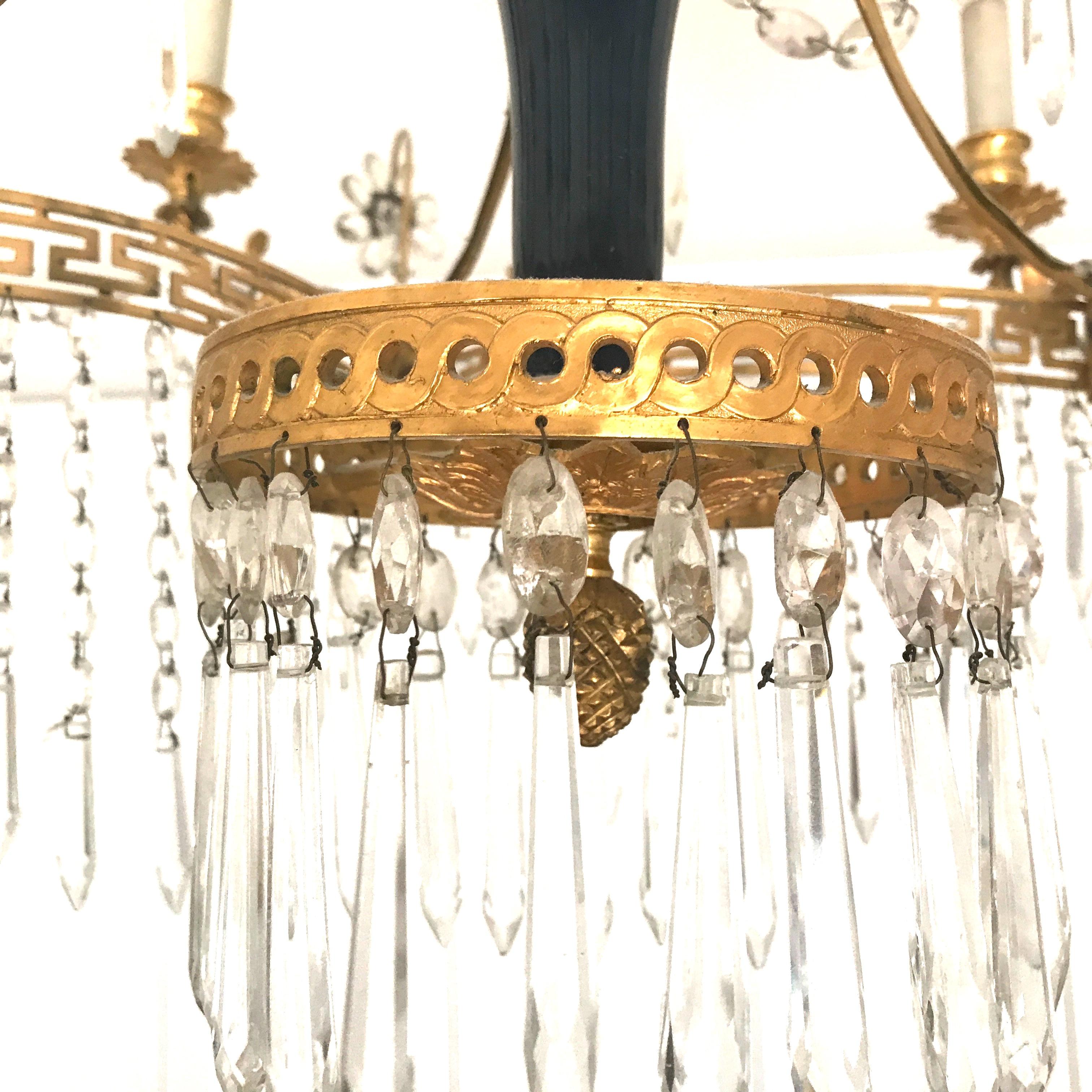 Neoklassischer Kronleuchter aus baltischem Kristall und vergoldeter Bronze aus dem 19. Jahrhundert im Angebot 9