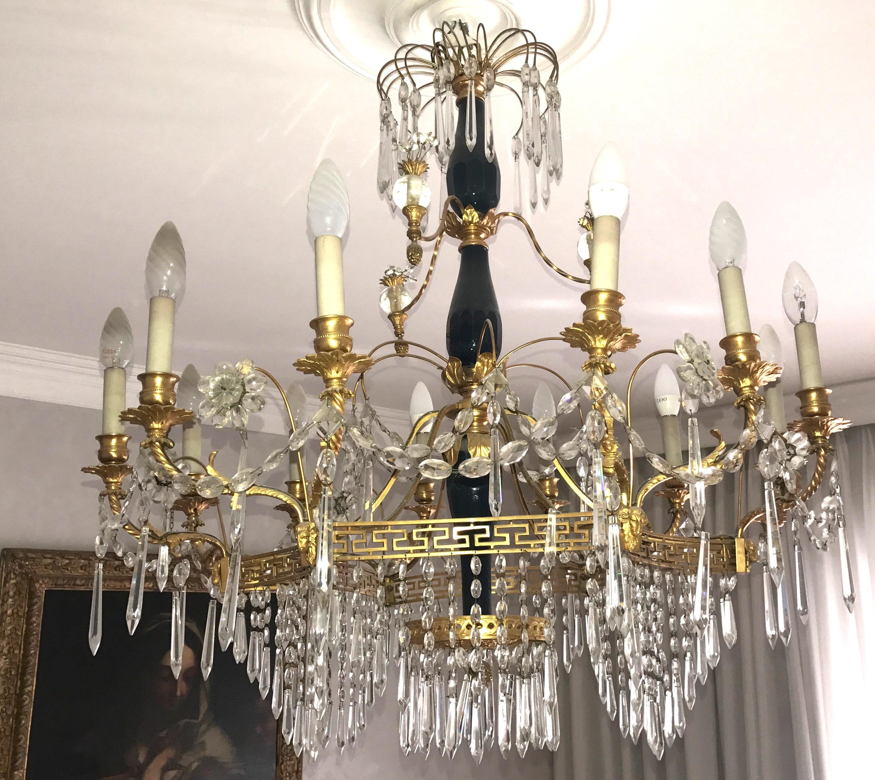 19th Century Neoclassical Baltic Crystal and Gilt Bronze Chandelier In Good Condition For Sale In Rome, IT