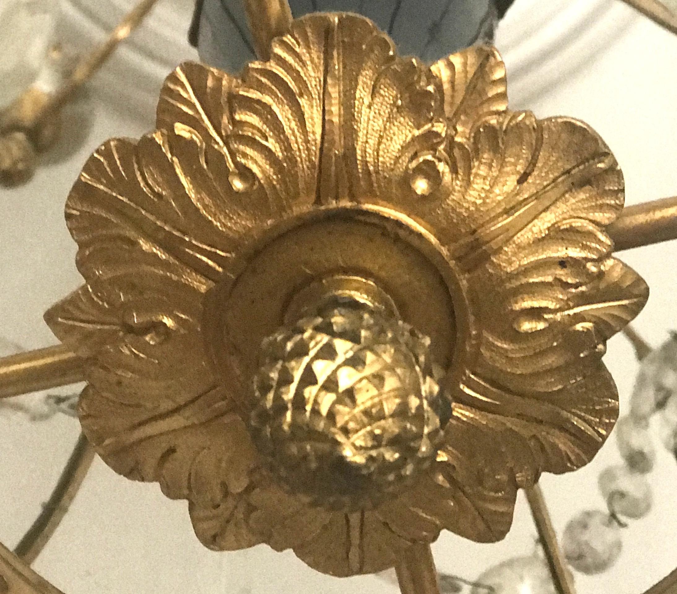 Neoklassischer Kronleuchter aus baltischem Kristall und vergoldeter Bronze aus dem 19. Jahrhundert im Angebot 2