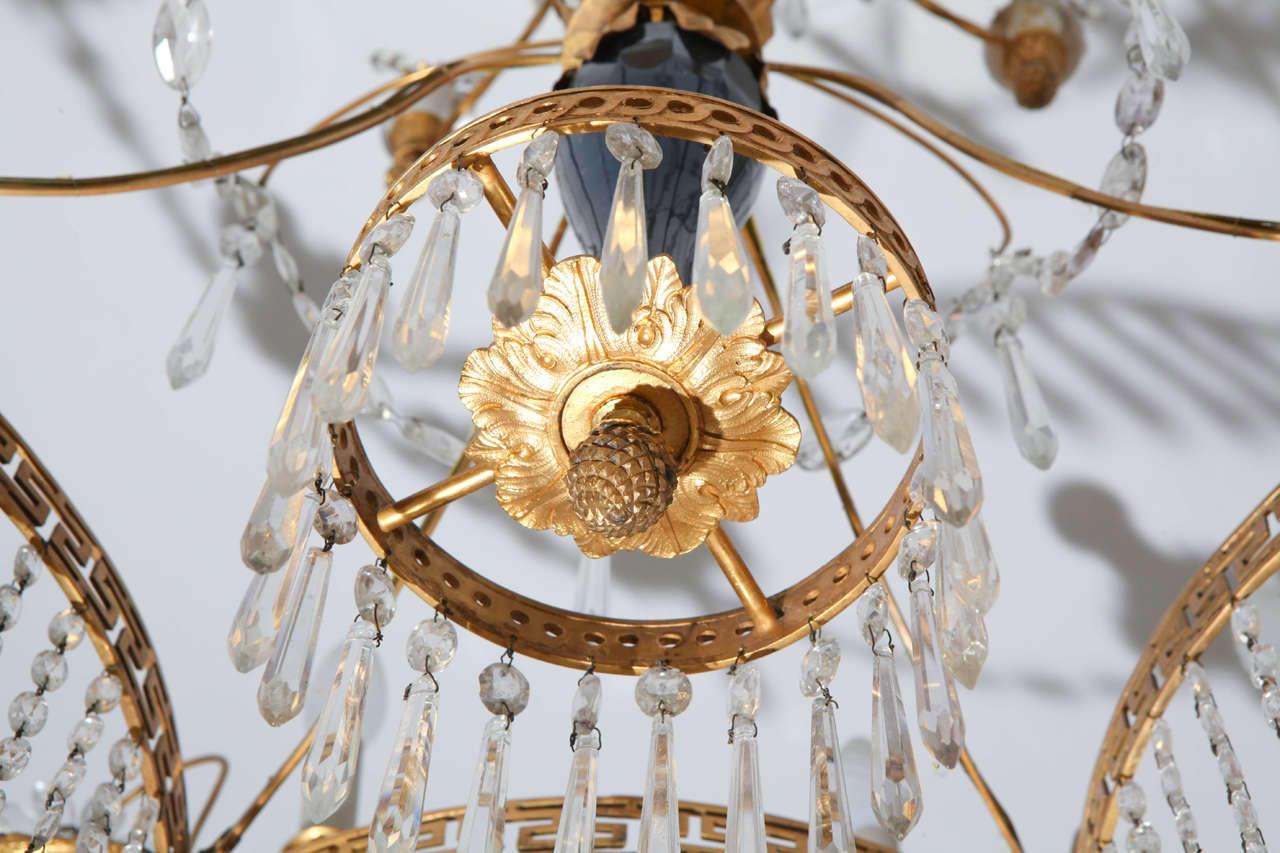 Neoklassischer Kronleuchter aus baltischem Kristall und vergoldeter Bronze aus dem 19. Jahrhundert im Angebot 3