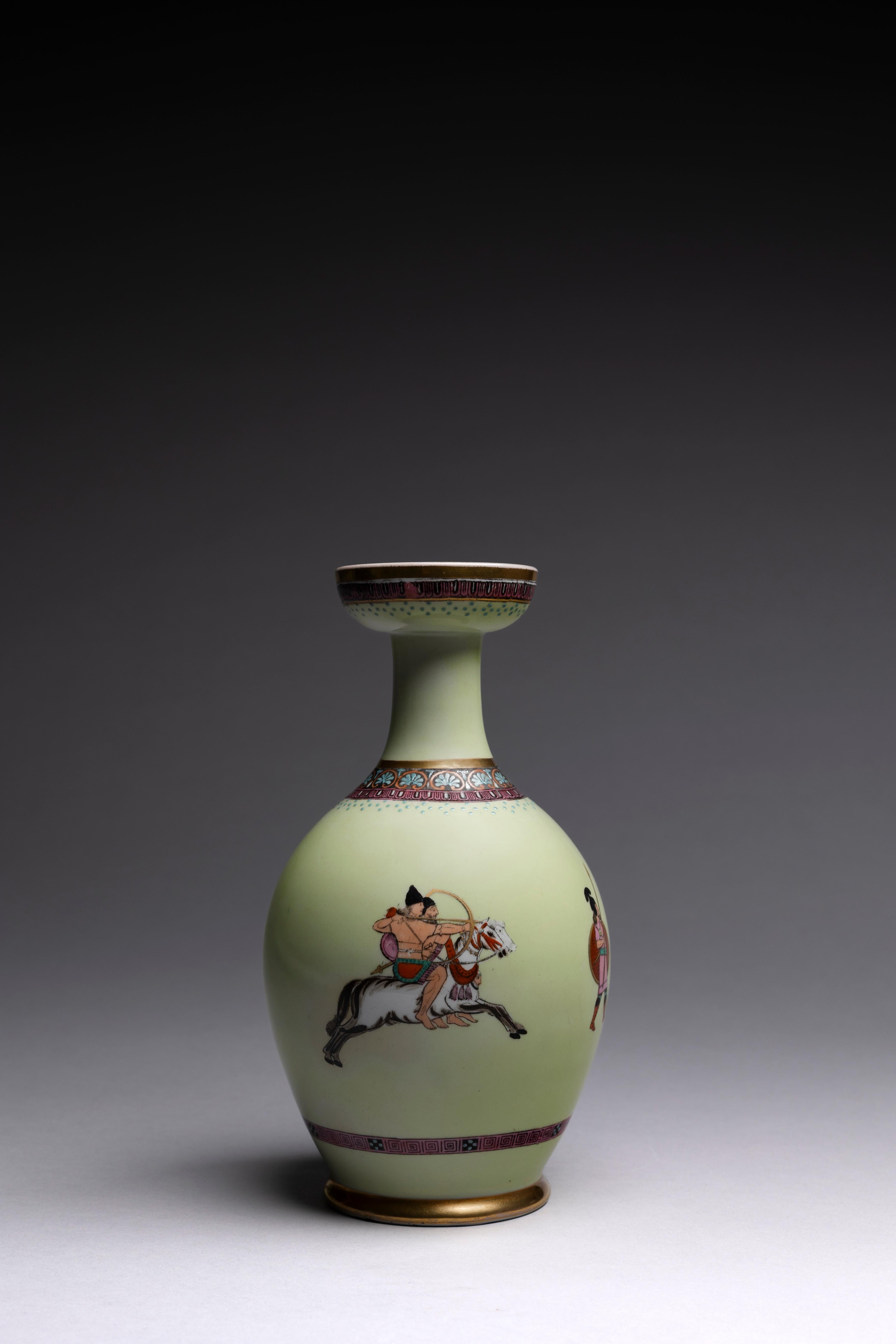 Eine helle Vase im neoklassizistischen Stil, hergestellt um 1860 von der englischen Töpferei F. & R. Pratt.

Diese lebhafte Vase zeigt eine Transferware-Szene mit griechischen Kriegern zu Pferd und Streitwagen auf einem zeladon-mintgrünen Grund.