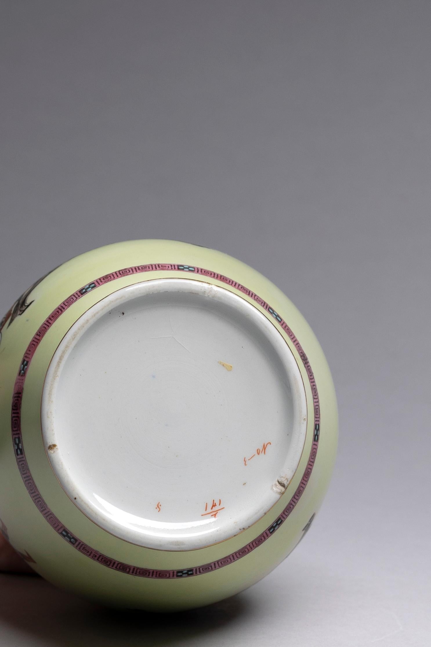 Neoklassische Celadon-Vase aus dem 19. im Zustand „Hervorragend“ im Angebot in Fort Lauderdale, FL
