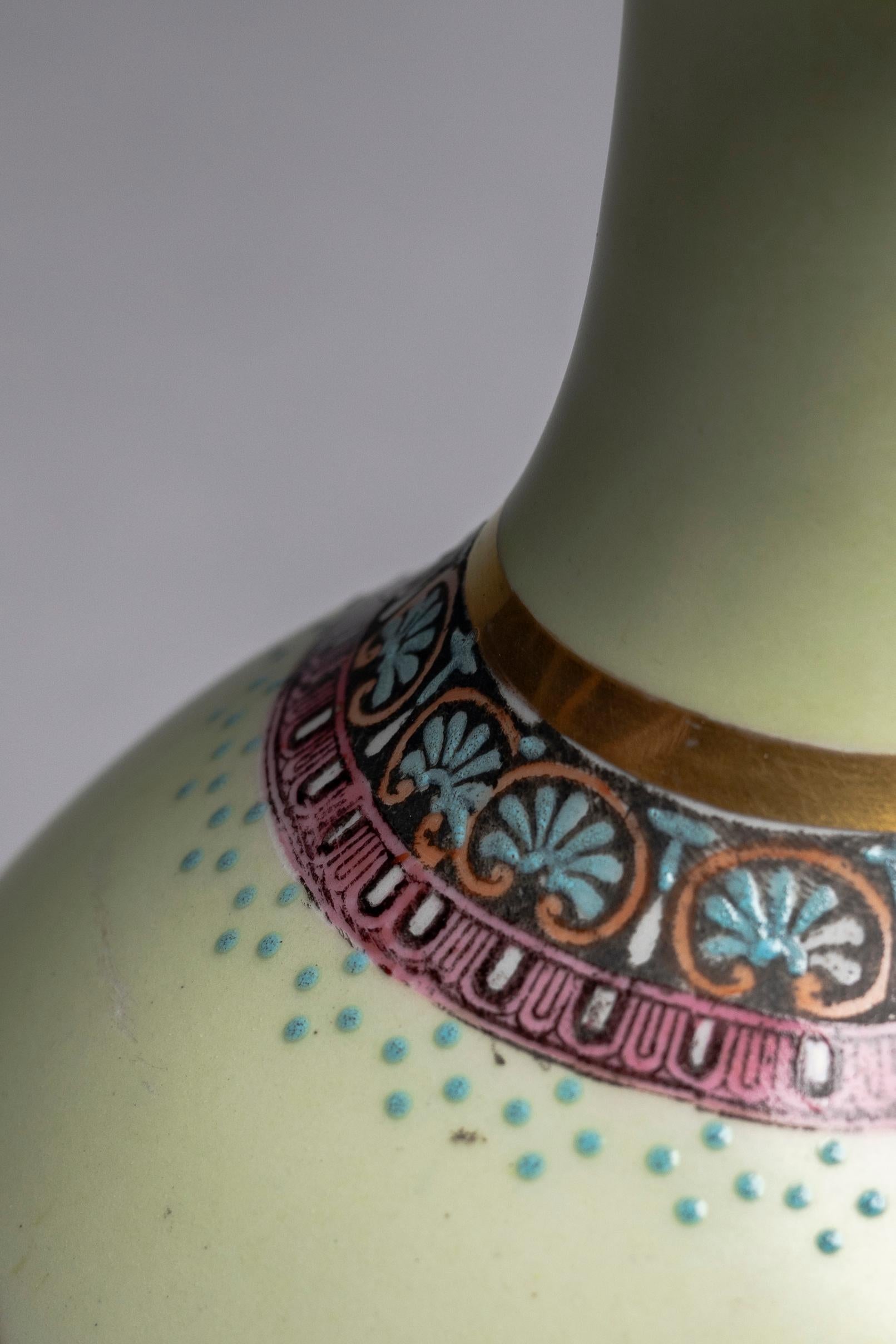 Neoklassische Celadon-Vase aus dem 19. (19. Jahrhundert) im Angebot