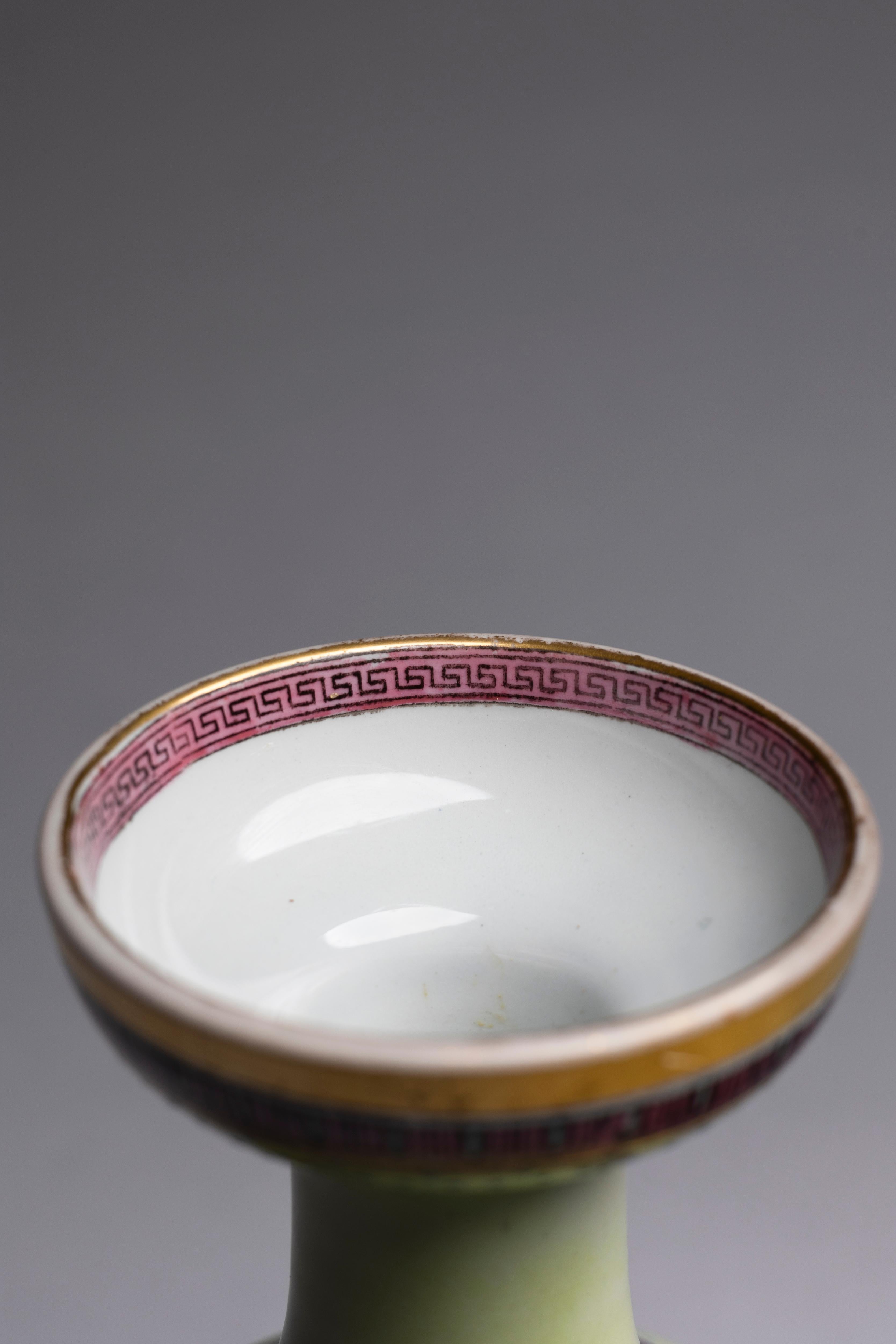 Neoklassische Celadon-Vase aus dem 19. (Keramik) im Angebot