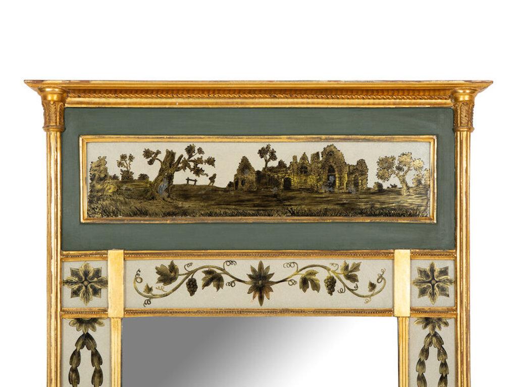 Miroir en bois doré du 19e siècle.  Panneau d'églomisé peint à la main et doré entourant la plaque de miroir.  Paysage dans le panneau supérieur, urnes néoclassiques sur le côté.  Tout simplement adorable.  Un grand survivant

Ex. Collectional, Palm