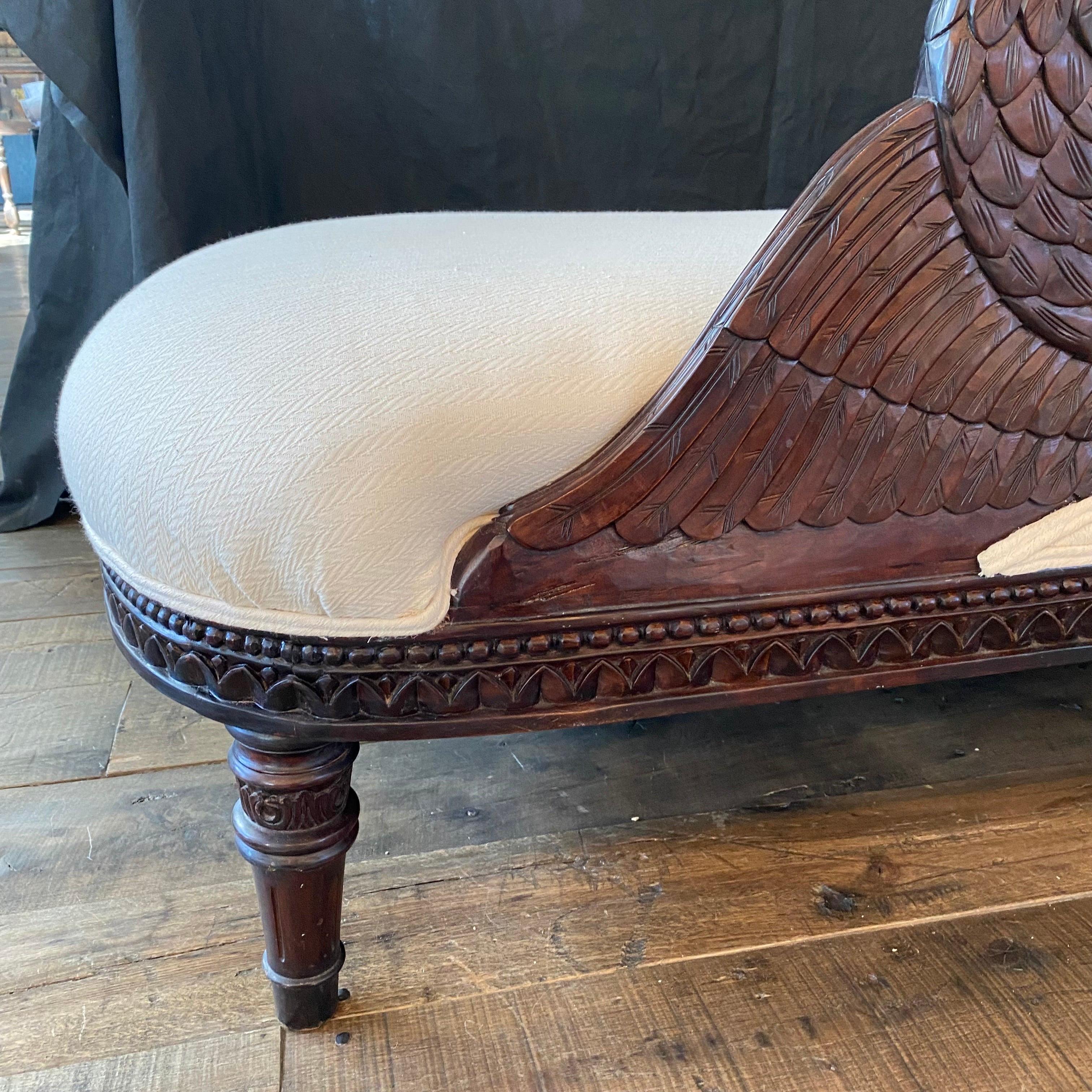 Fauteuil de repos longue à col de cygne de style Empire français néoclassique du 19ème siècle 3