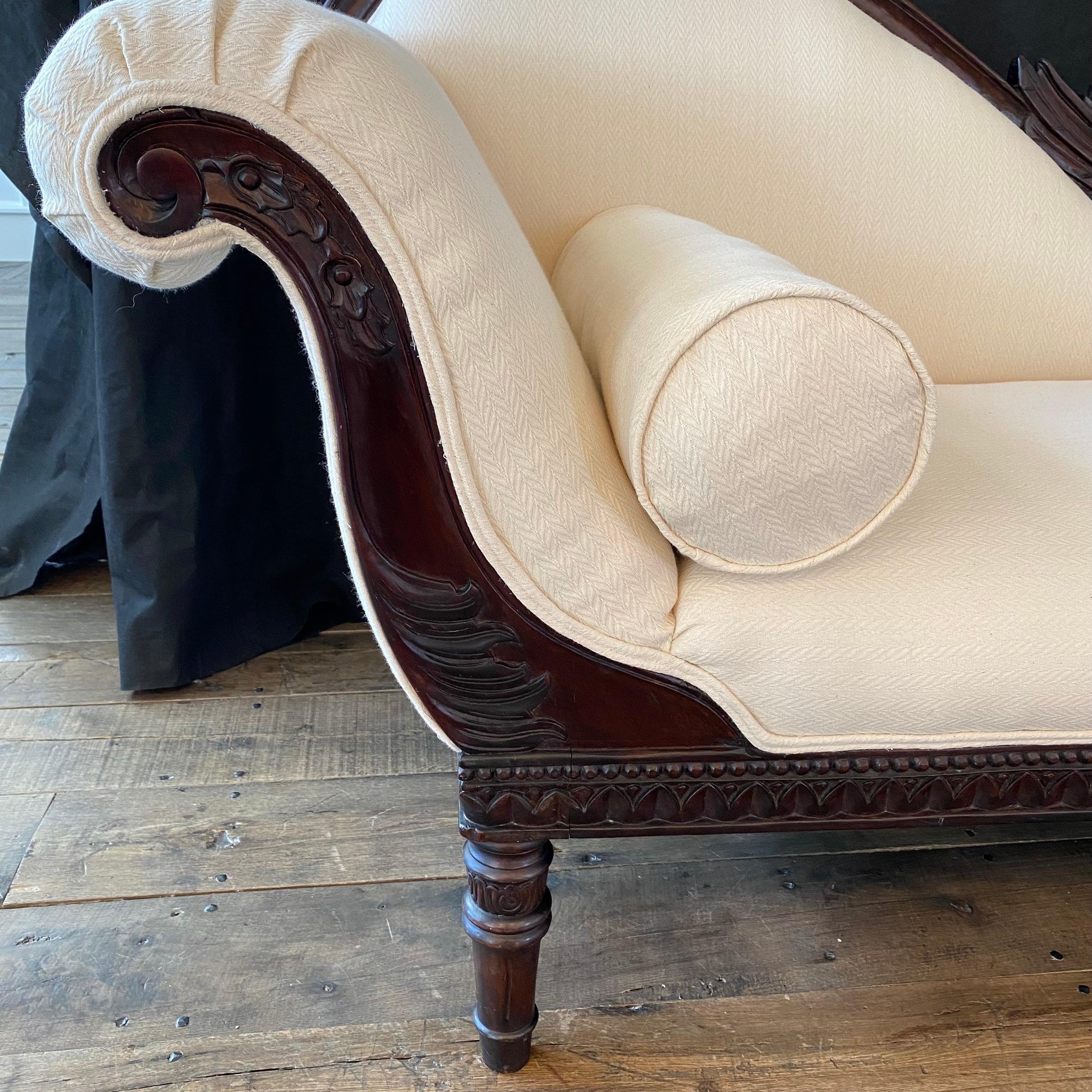 Récamier, chaise longue ou lit de jour Empire français du début du XIXe siècle, avec un cygne finement sculpté à l'avant et à l'arrière. Fabriqué en noyer massif avec des motifs néoclassiques de rosettes et de feuilles d'acanthe. Le salon est