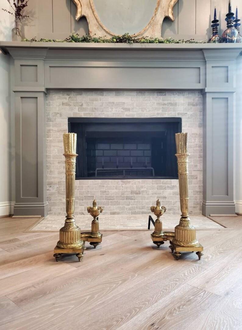 Neoklassizistische Feuerböcke aus vergoldeter Bronze aus dem 19. Jahrhundert, ein Paar im Angebot 4