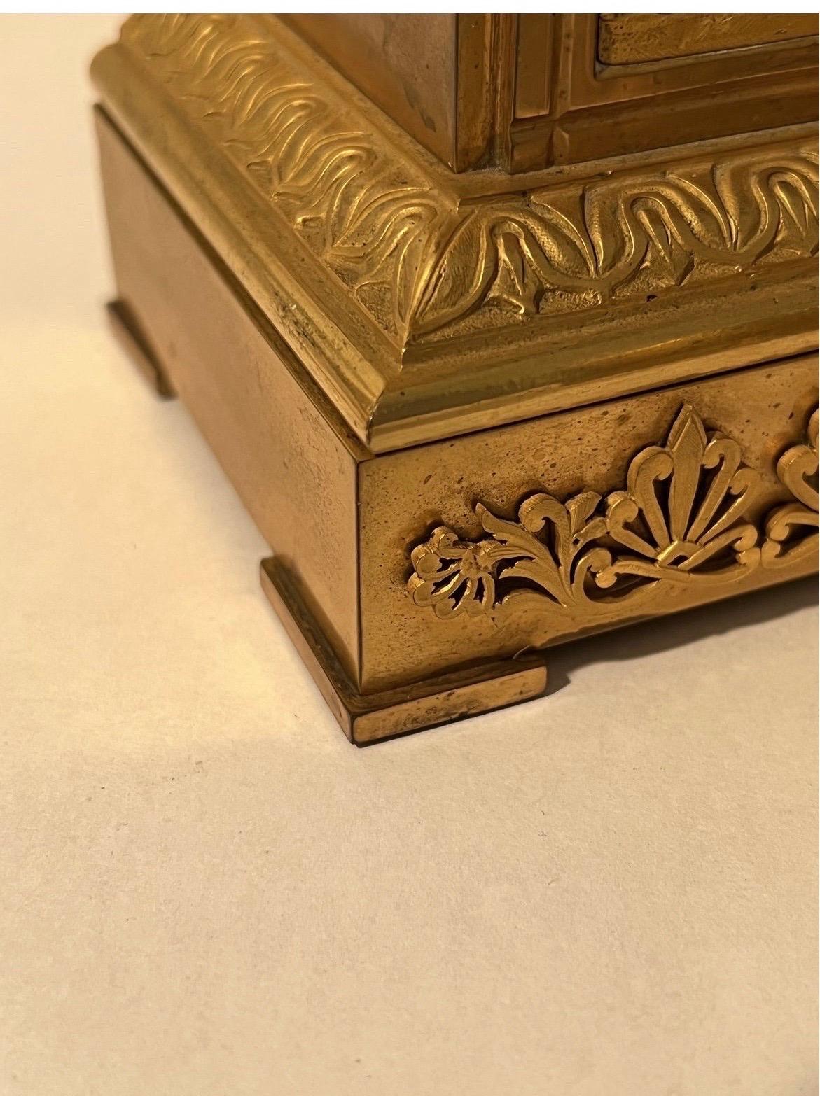 Paire d'urnes néoclassiques du 19ème siècle montées sur bronze doré Grand Tour en vente 5