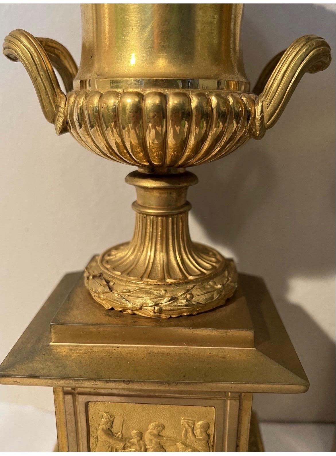 Paire d'urnes néoclassiques du 19ème siècle montées sur bronze doré Grand Tour Bon état - En vente à Atlanta, GA