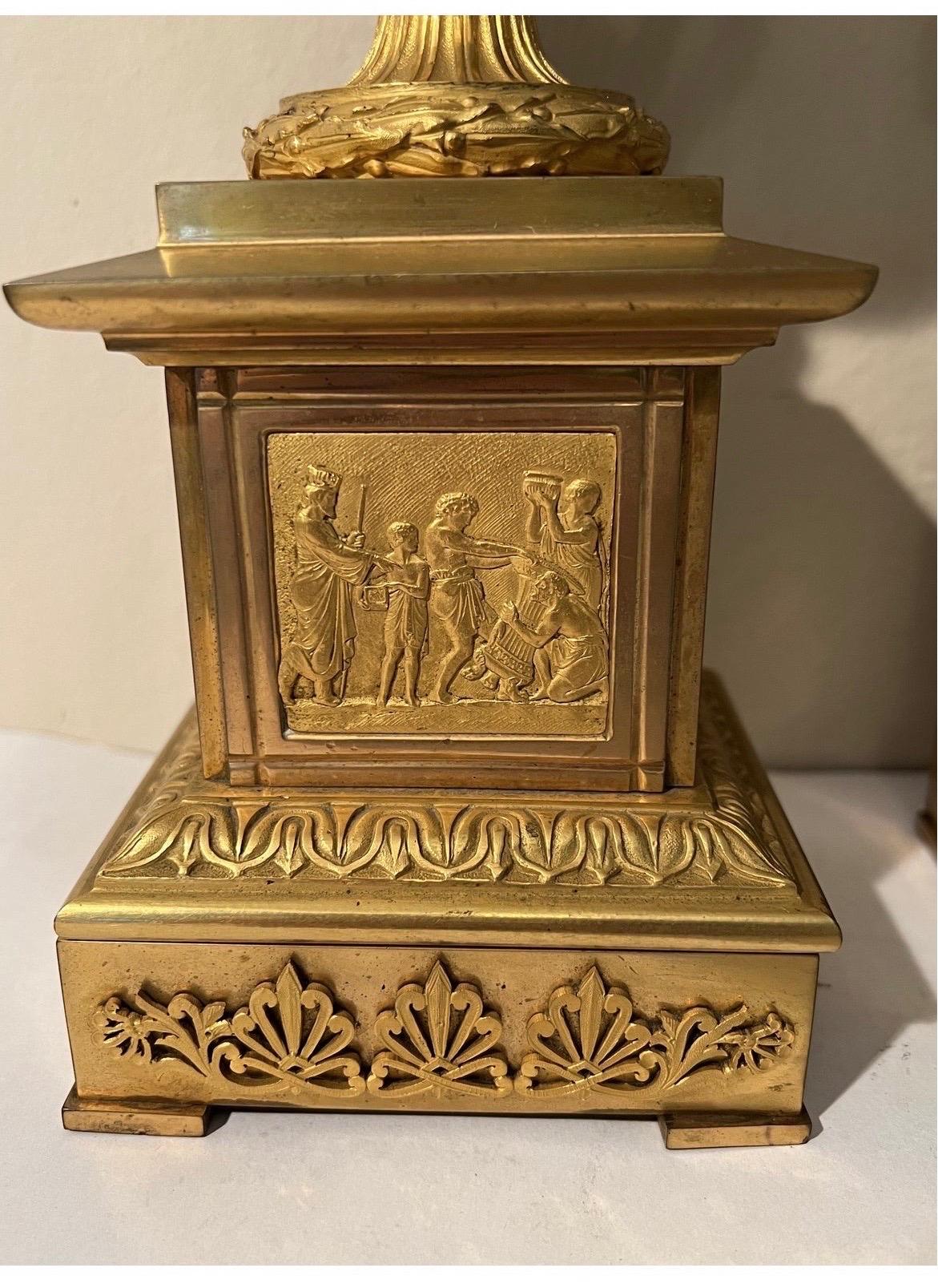 XIXe siècle Paire d'urnes néoclassiques du 19ème siècle montées sur bronze doré Grand Tour en vente