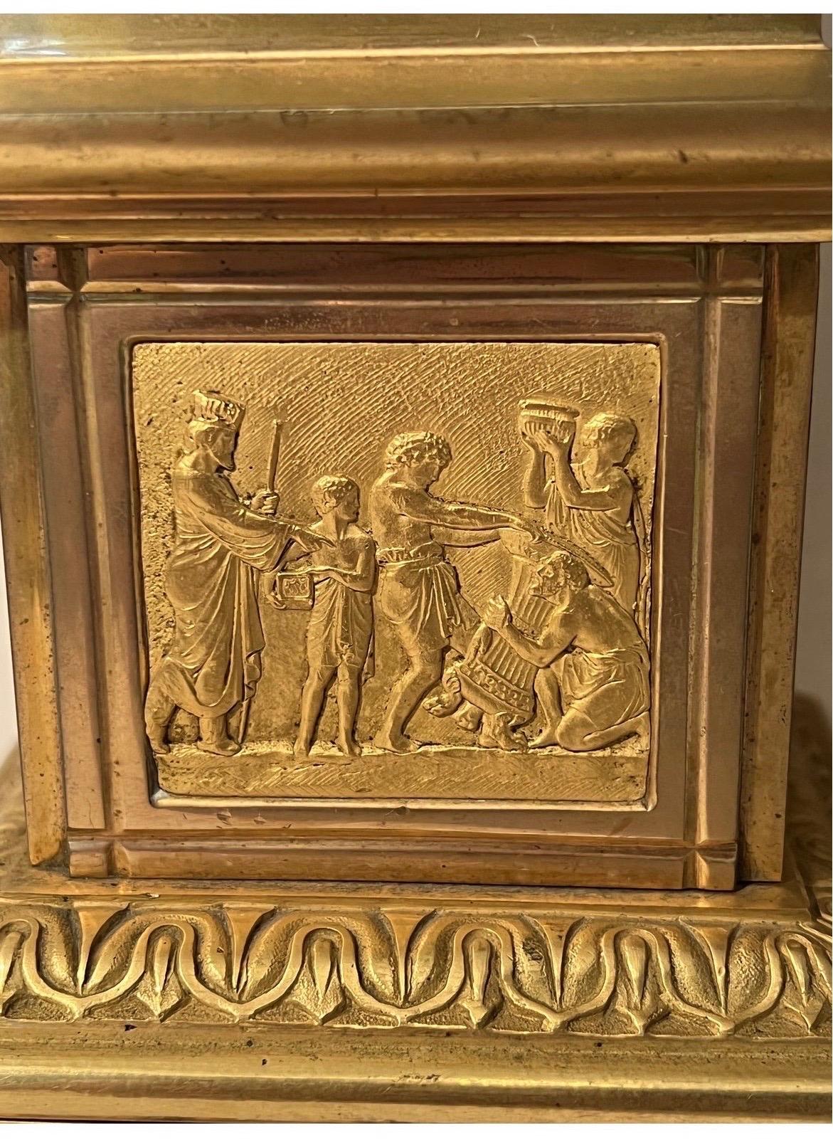 Bronze Paire d'urnes néoclassiques du 19ème siècle montées sur bronze doré Grand Tour en vente