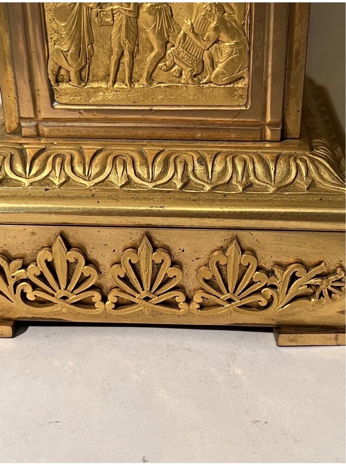 Paire d'urnes néoclassiques du 19ème siècle montées sur bronze doré Grand Tour en vente 1