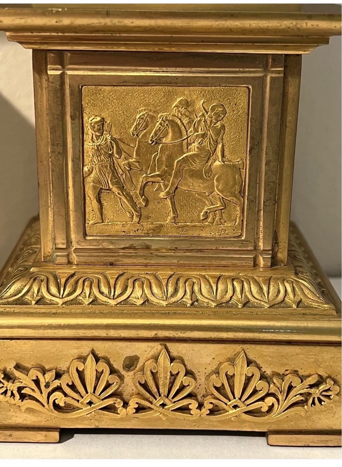 Paire d'urnes néoclassiques du 19ème siècle montées sur bronze doré Grand Tour en vente 2