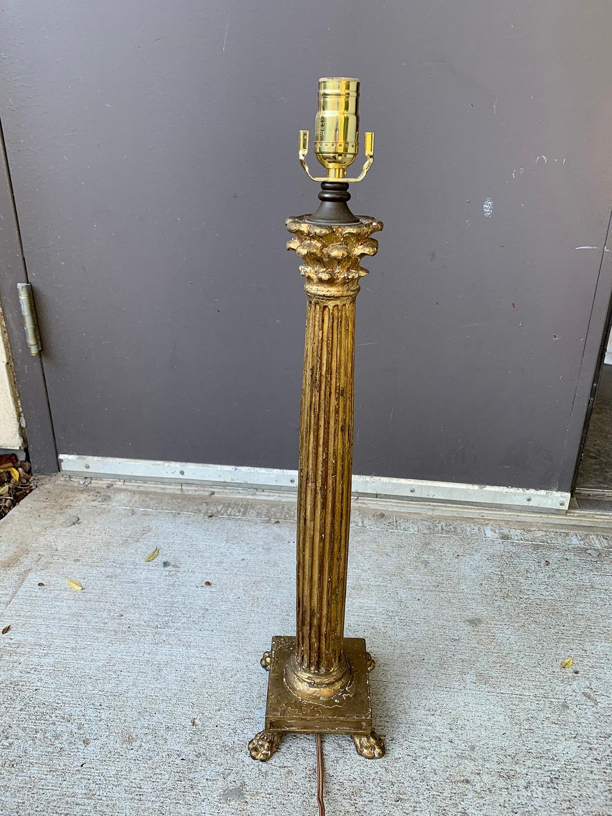 Neoklassizistische korinthische Säulenlampe aus vergoldetem Holz, um 1900 im Zustand „Gut“ in Atlanta, GA