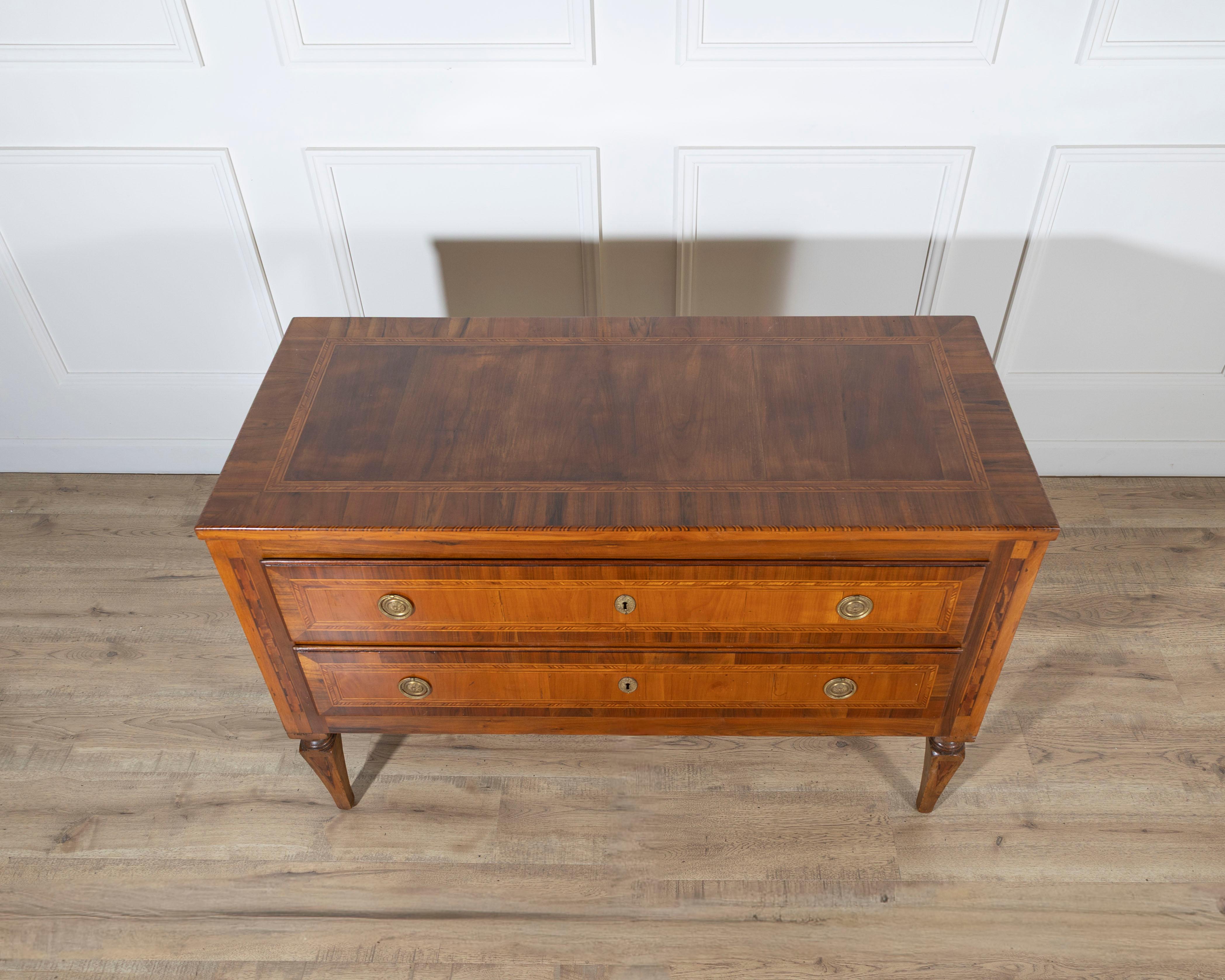 Italiano Commodo italiano neoclassico intarsiato in noce e ciliegio del XIX secolo in vendita