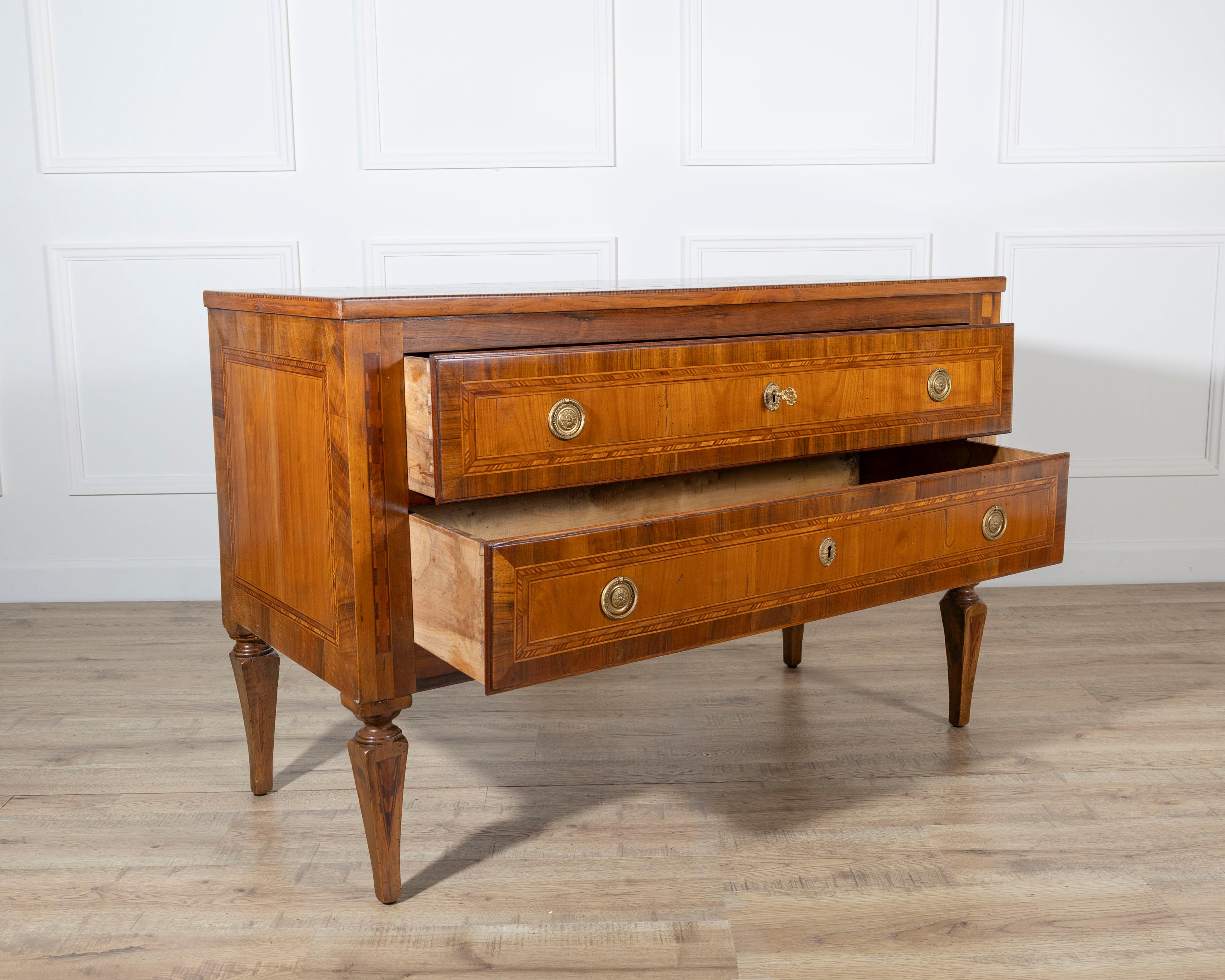 Commodo italiano neoclassico intarsiato in noce e ciliegio del XIX secolo in vendita 1