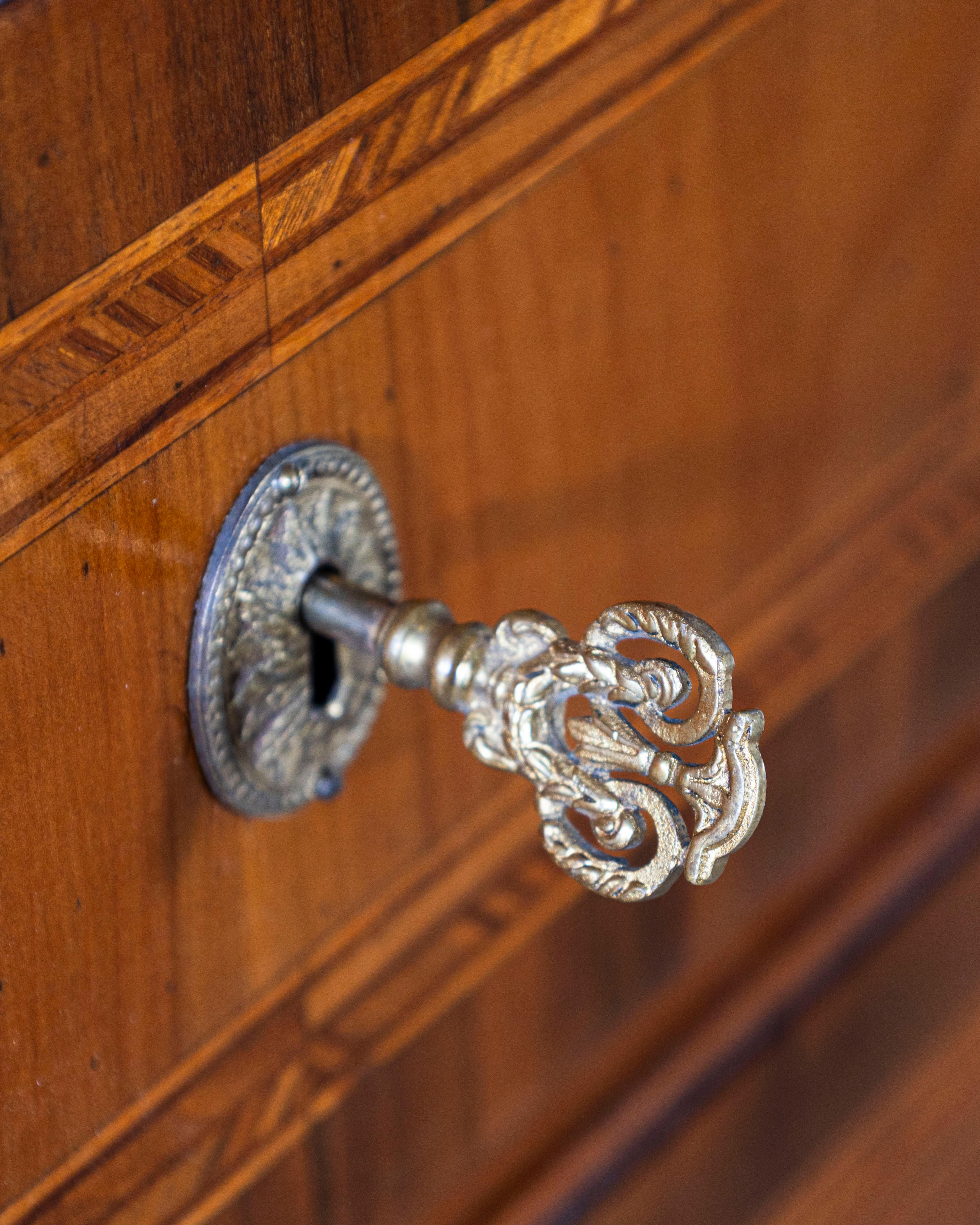 Commodo italiano neoclassico intarsiato in noce e ciliegio del XIX secolo in vendita 2