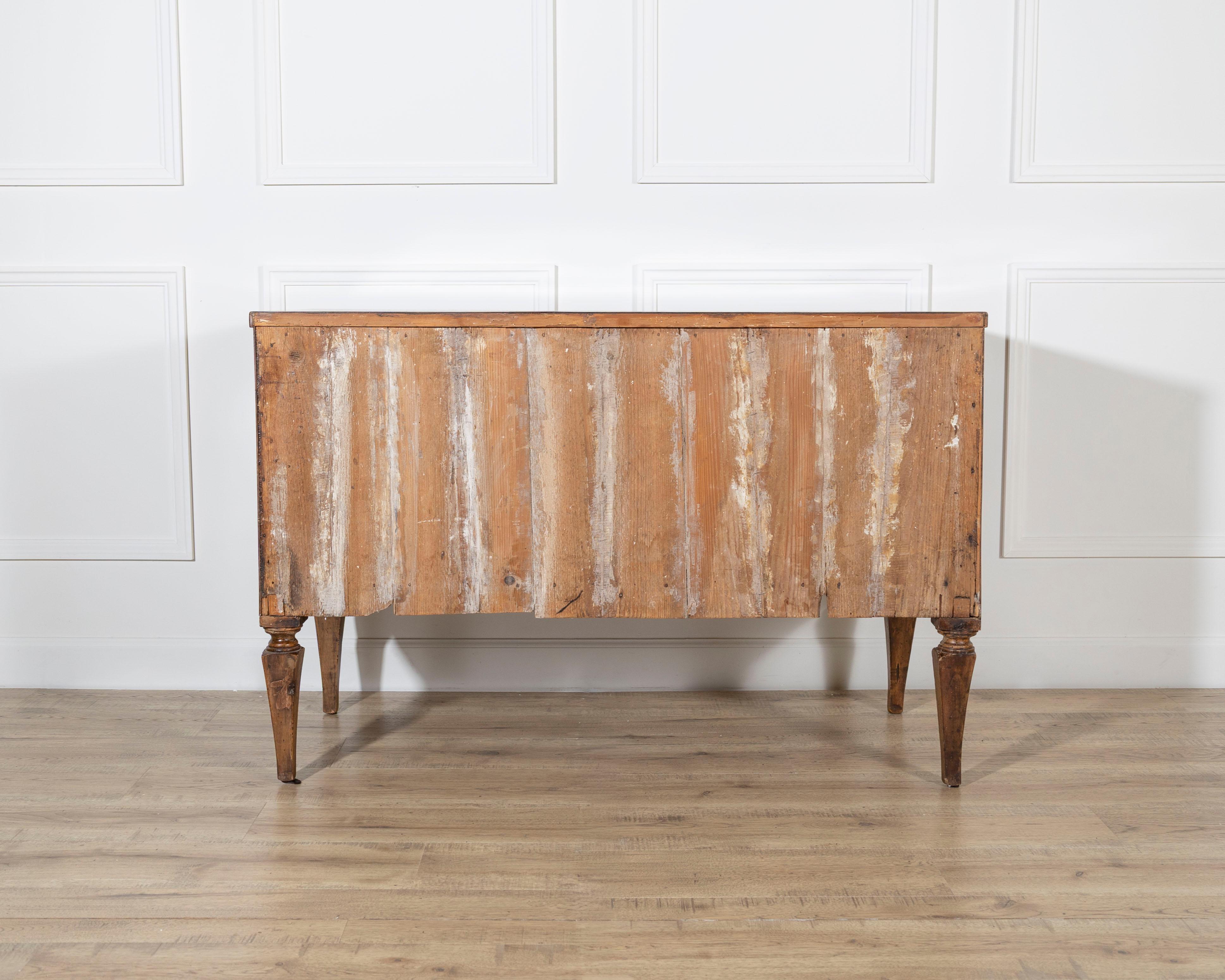 Commodo italiano neoclassico intarsiato in noce e ciliegio del XIX secolo in vendita 4