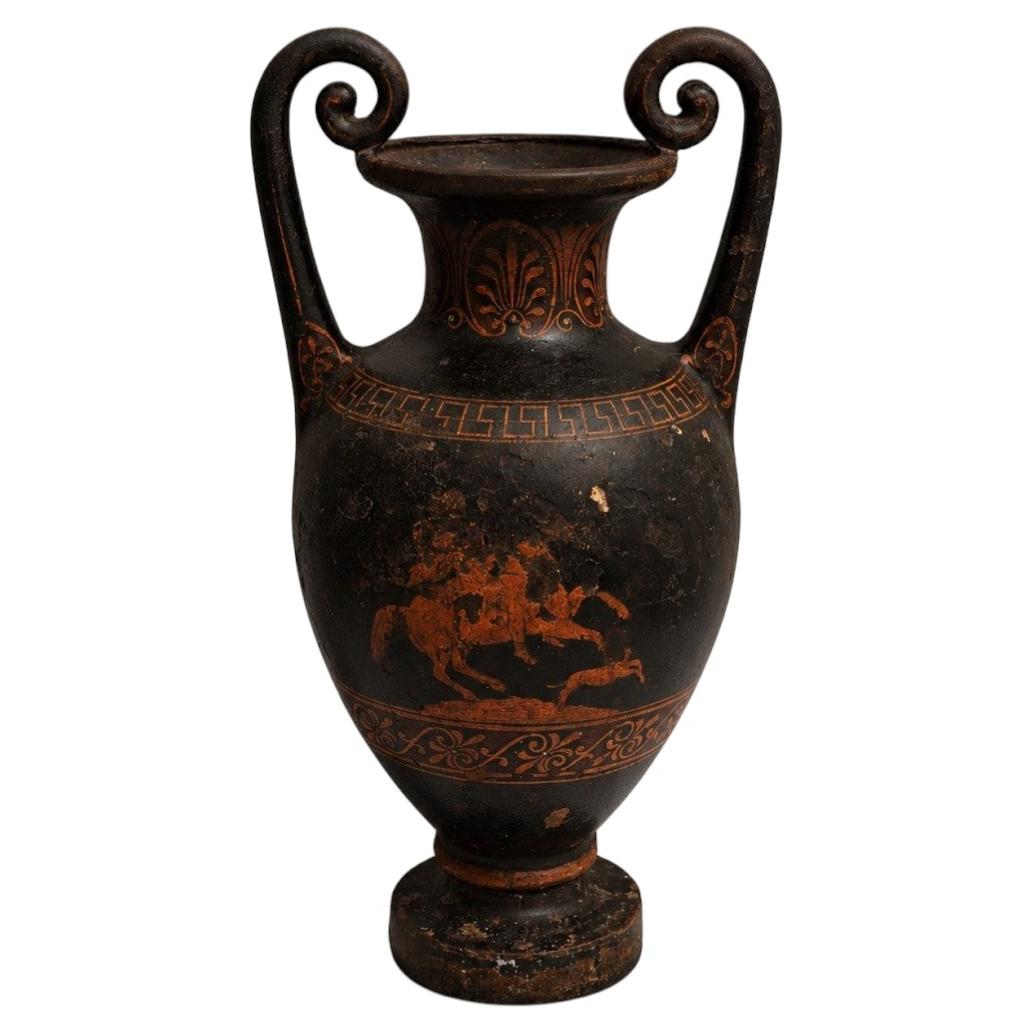 Neoklassizistische Amphore aus Eisen aus dem 19. Jahrhundert mit einer Szene aus der griechischen Mythologie, Dänemark