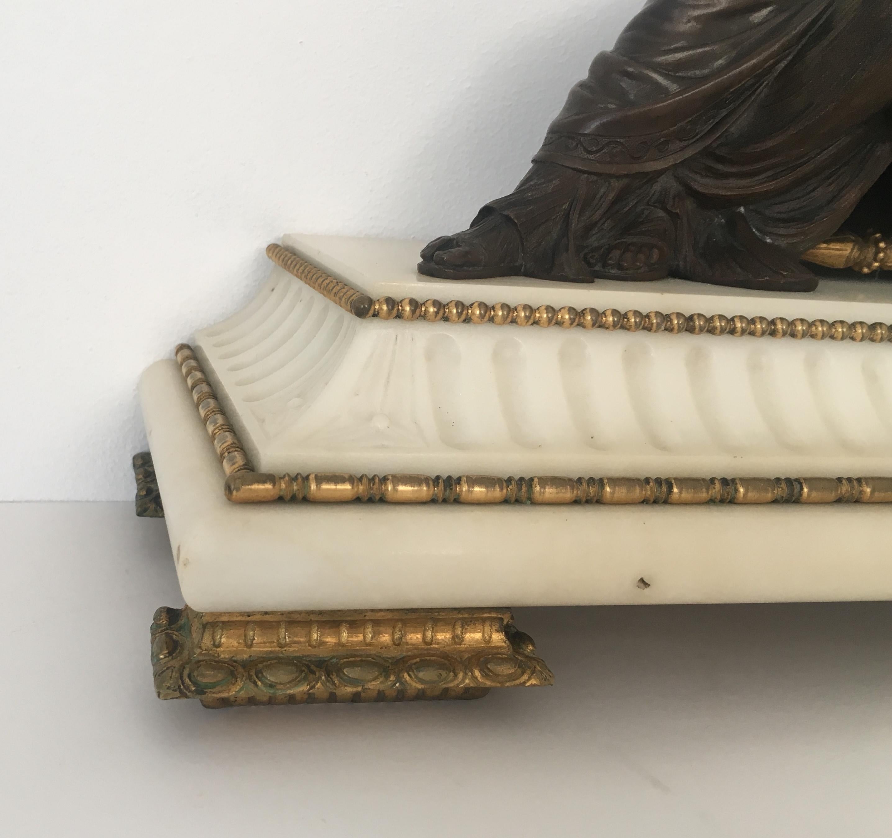 Ensemble de pendules de cheminée néoclassique du XIXe siècle en bronze doré et marbre blanc en vente 3