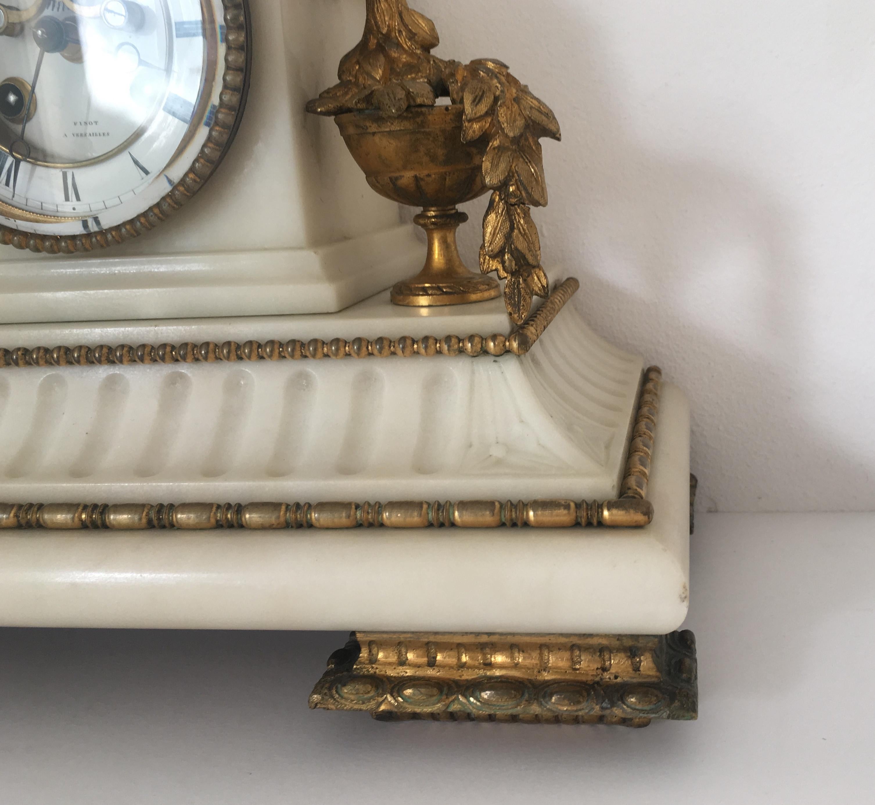19th Century Neoclassical Gilded Bronze and White Marble Mantel Clock Set For Sale 5