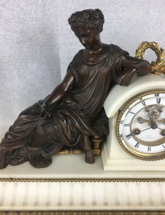 Orologio da camino neoclassico del XIX secolo in bronzo dorato e marmo bianco