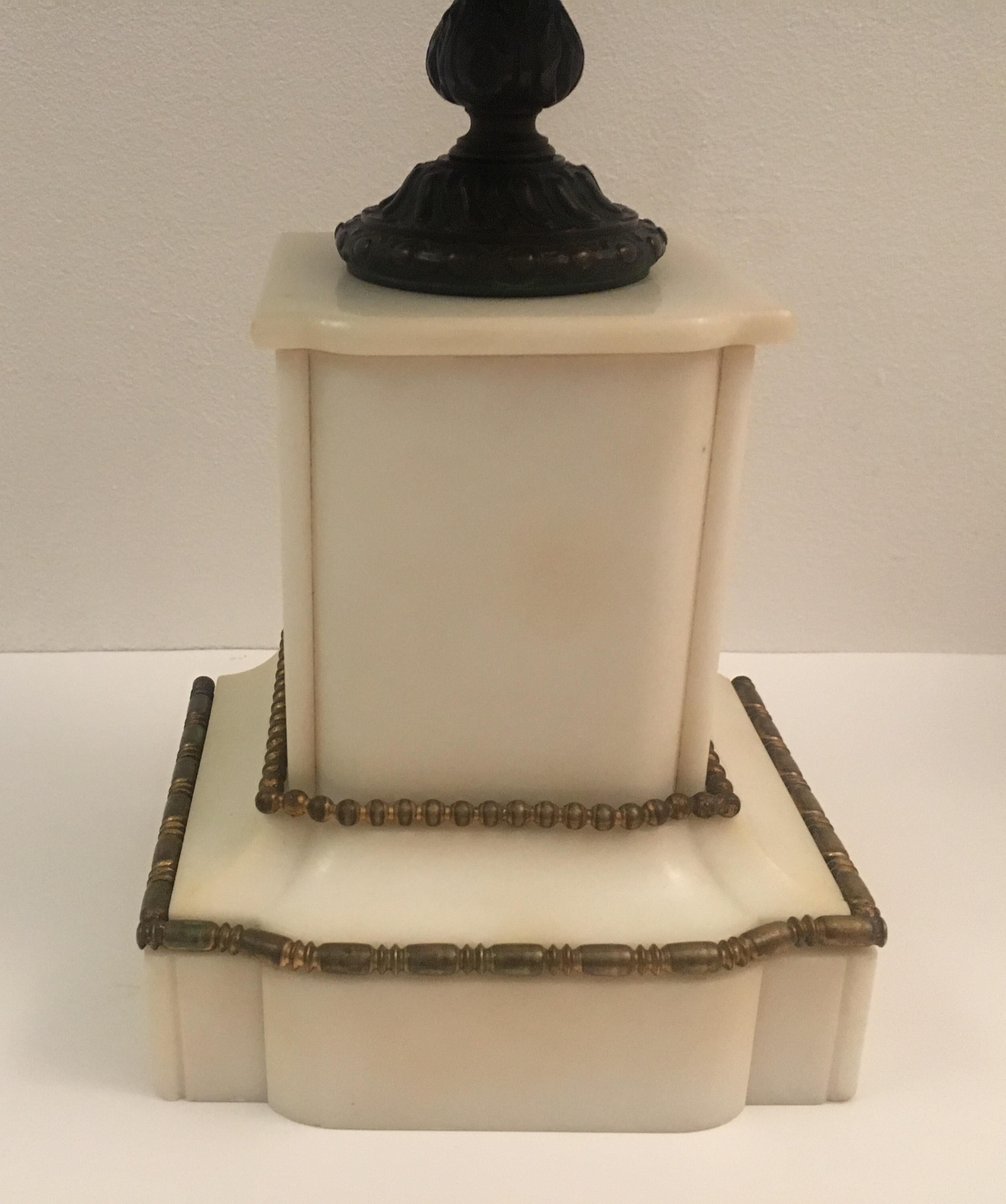Ensemble de pendules de cheminée néoclassique du XIXe siècle en bronze doré et marbre blanc en vente 2