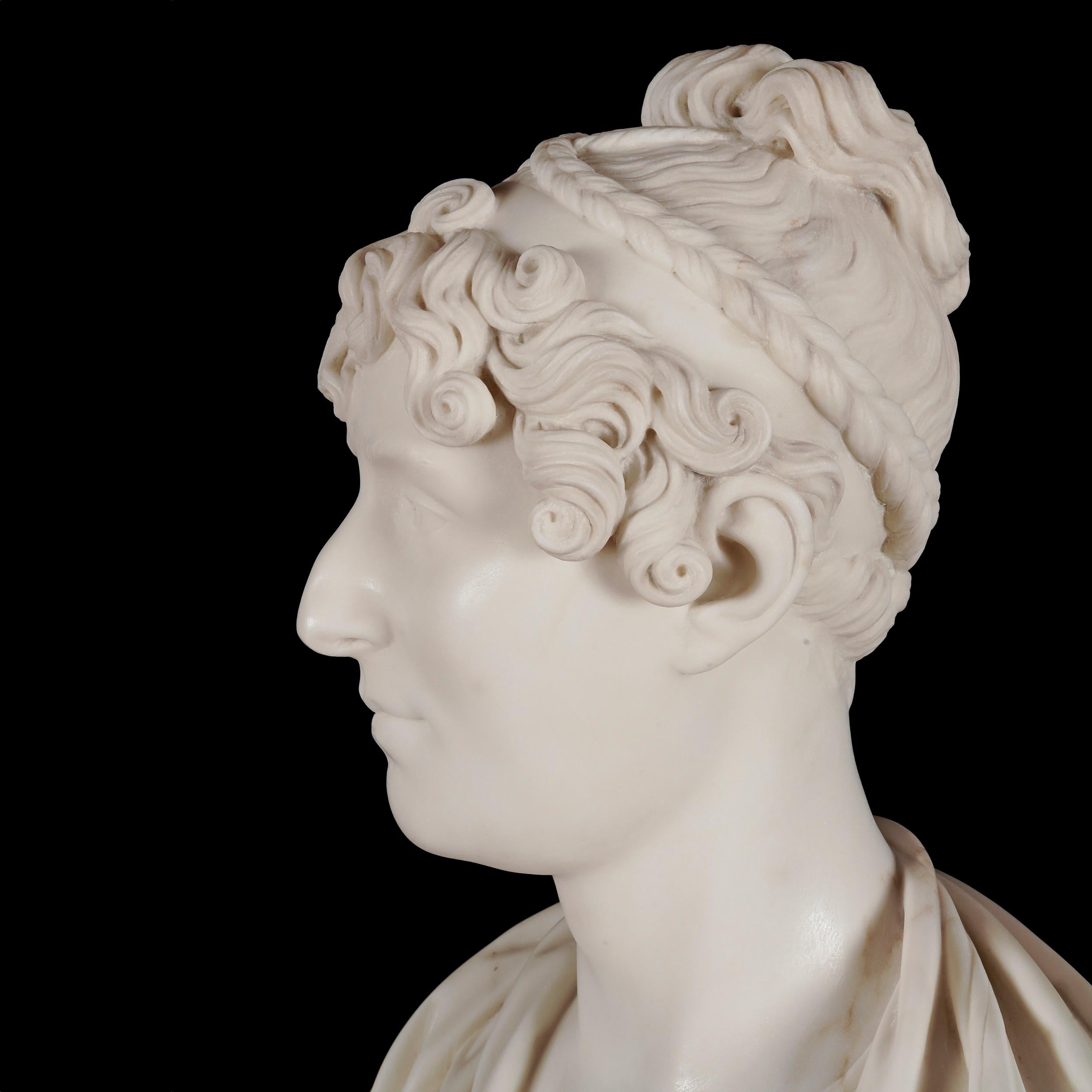 Neoklassizistische Porträtbüste
Von Lewis Alexander Goblet (1764-c.1823)

Möglicherweise 1821 in der Royal Academy ausgestellt

Aus Carrara-Marmor geschnitzt, steht die Büste auf einem taillierten Rundsockel; sie stellt eine Dame dar, die nach