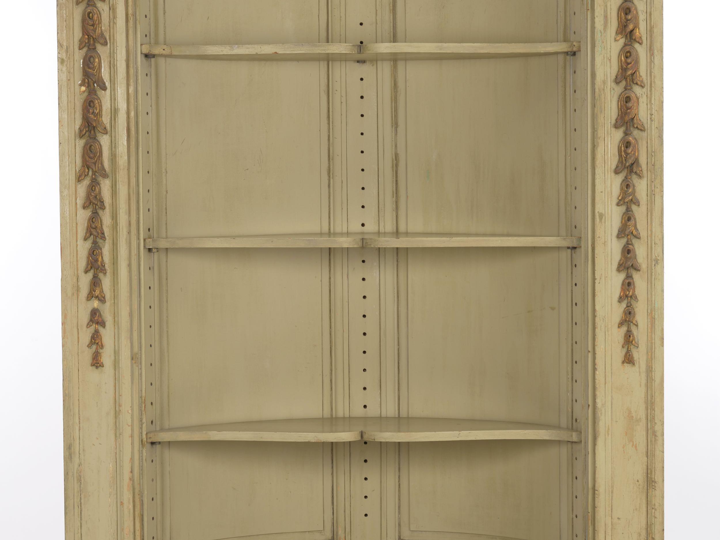 19th Century Neoclassical Painted Built-In Antique Corner Cupboard Cabinet In Good Condition For Sale In Shippensburg, PA